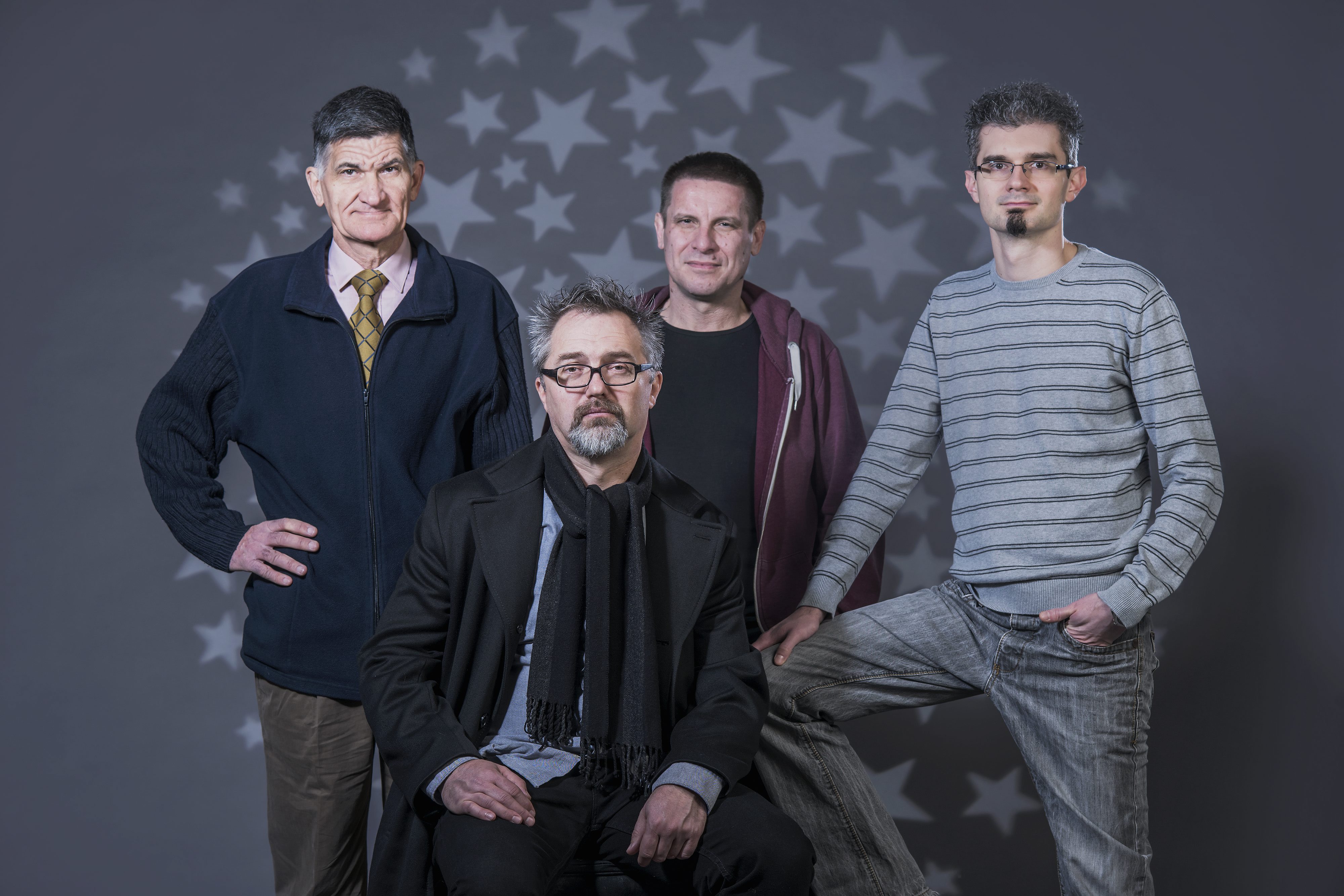 S lijeva na desno: Ante Radonić, astronom (popularizator svemirskih letova, predavač utorkom od 20 do 22 sata nastupa u “Andromedi” na 2. programu Hrvatskog radija); Dario Hrupec, docent na Sveučilištu u Osijeku (autor bloga Storm, gl. urednik časopisa Priroda koji izlazi već 105 godina); Saša Ceci, doktor fizike Institut Ruđer Bošković (autor Blesimetra Facebook: 1572 pratitelja i 1612 prijatelja, začetnik “Skeptika u pubu”) i Marko Košiček, 
biokemičar s Instituta Ruđer Bošković (pobjednik Fame Laba 2008., vodi “Treći element” s Cecijem. Sve epizode dostupne su na YouTubeu)