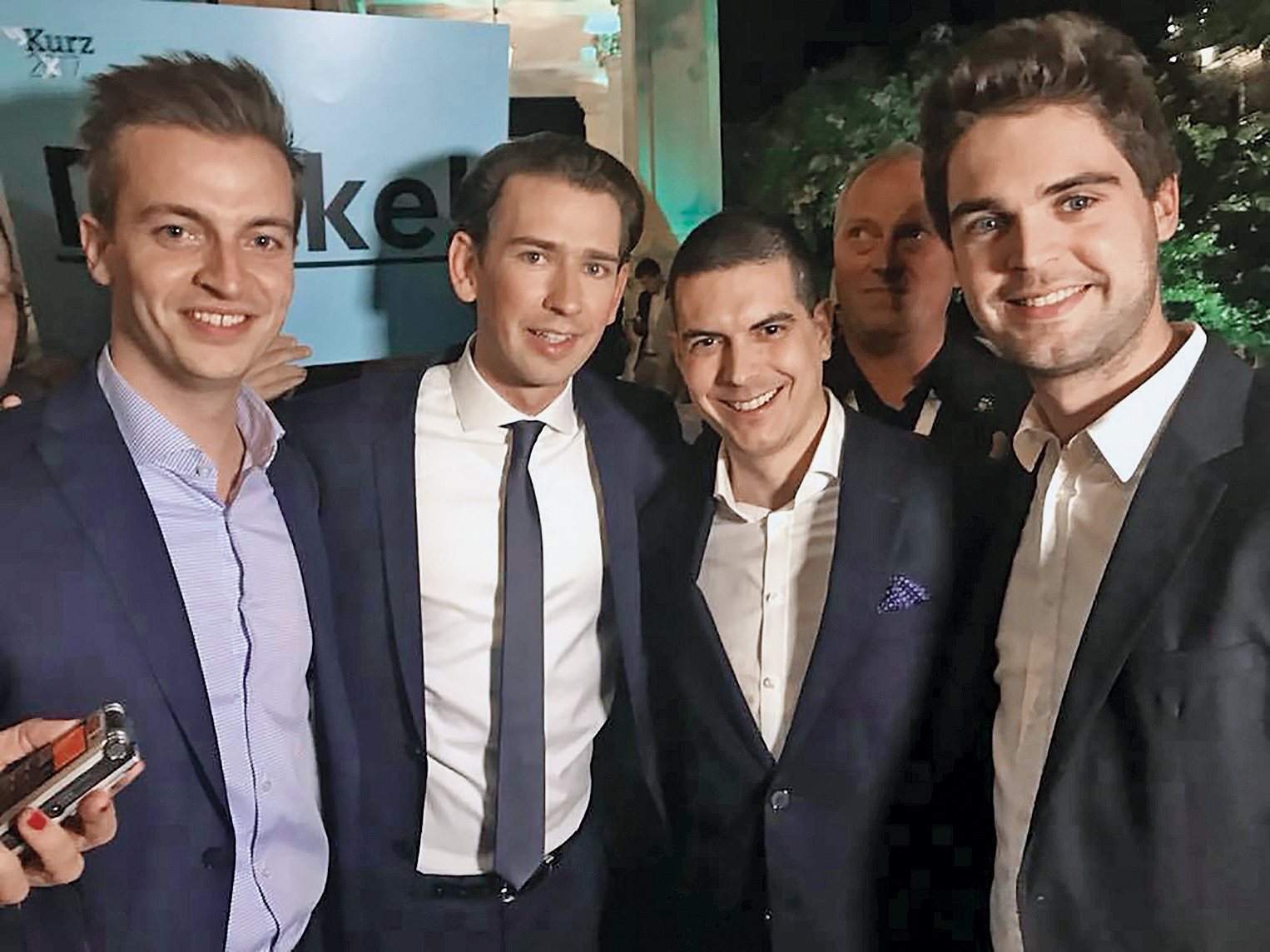 Karlo Ressler (prvi s desna) sa Sebastianom Kurzom (drugi s lijeva), nedavno imenovanim austrijskim kancelarom, u izbornoj noći kad je pobijedila Kurzova stranka ÖVP 