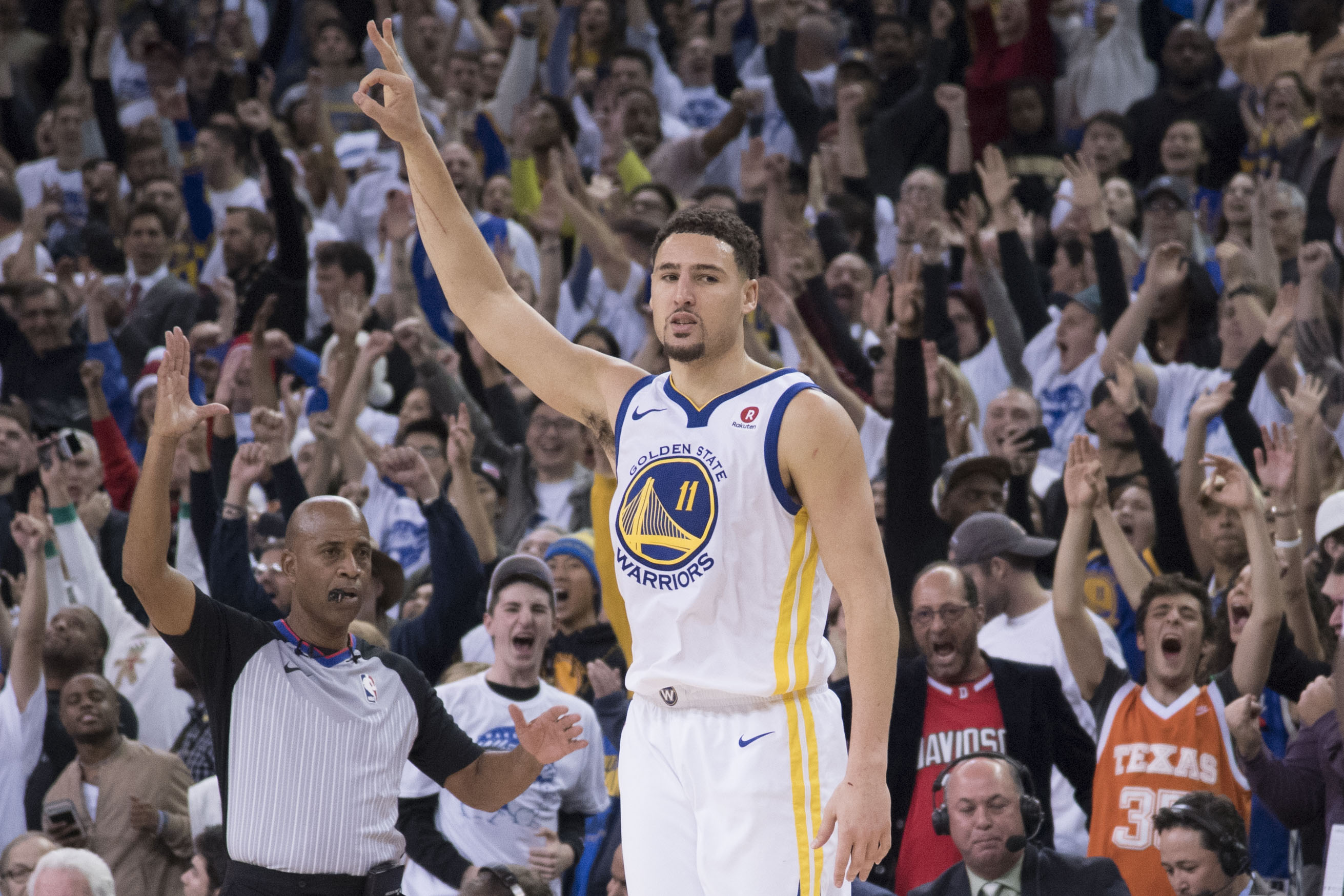 2017-12-25T225306Z_1664943398_NOCID_RTRMADP_3_NBA-CLEVELAND-CAVALIERS-AT-GOLDEN-STATE-WARRIORS