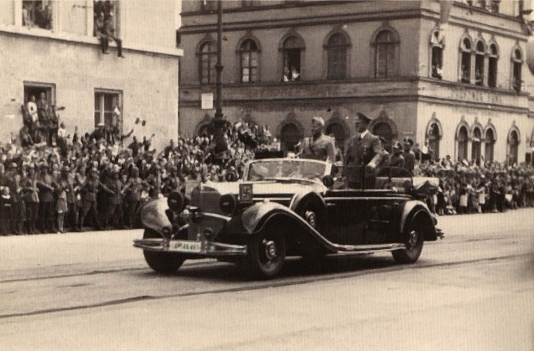 Hitler_in_München_1939