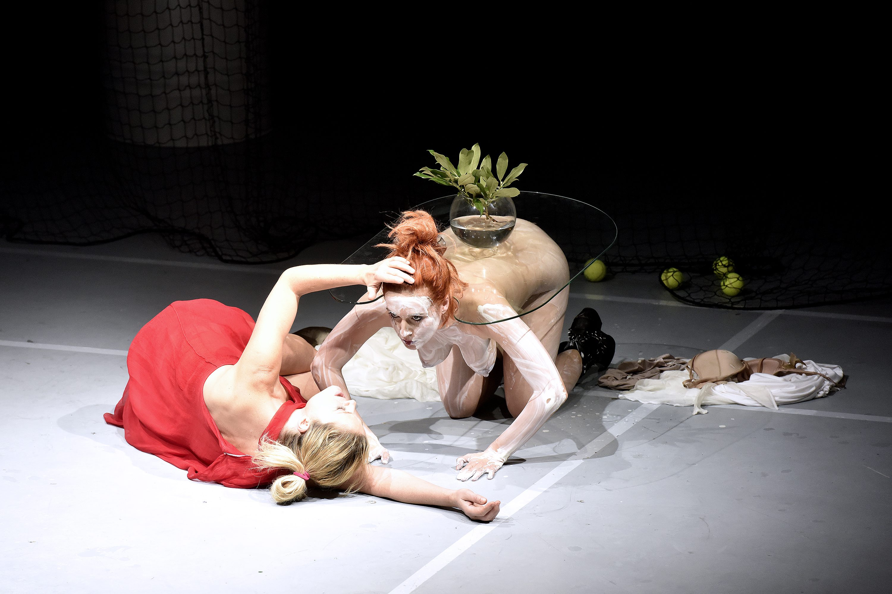 Lucija Šerbedžija (lijevo) i Helena Minić u predstavi 'Nora' redateljice Senke Bulić