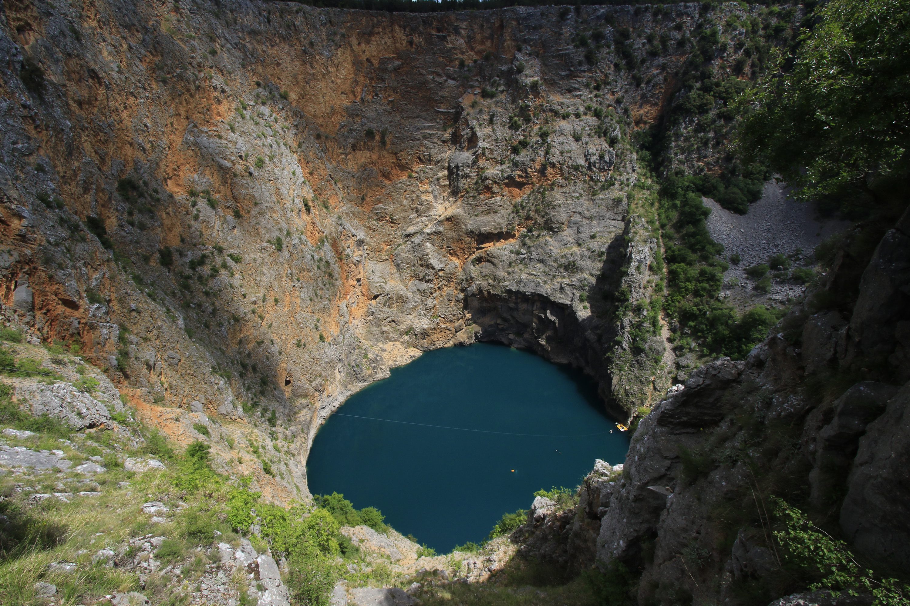Ilustracija: Crveno jezero
