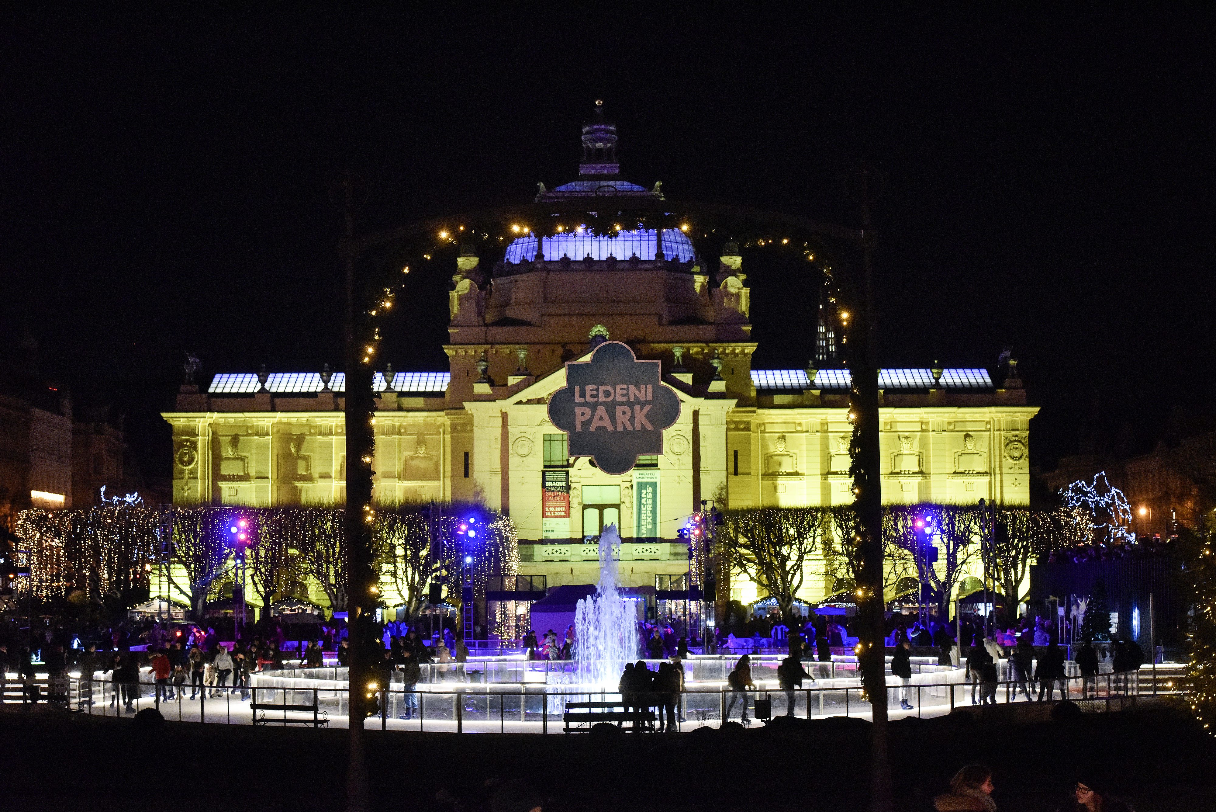 Paljenjem lampica i otaranjem klizalista na Tomislavcu zapoceo je osmi po redu Advent u Zagrebu