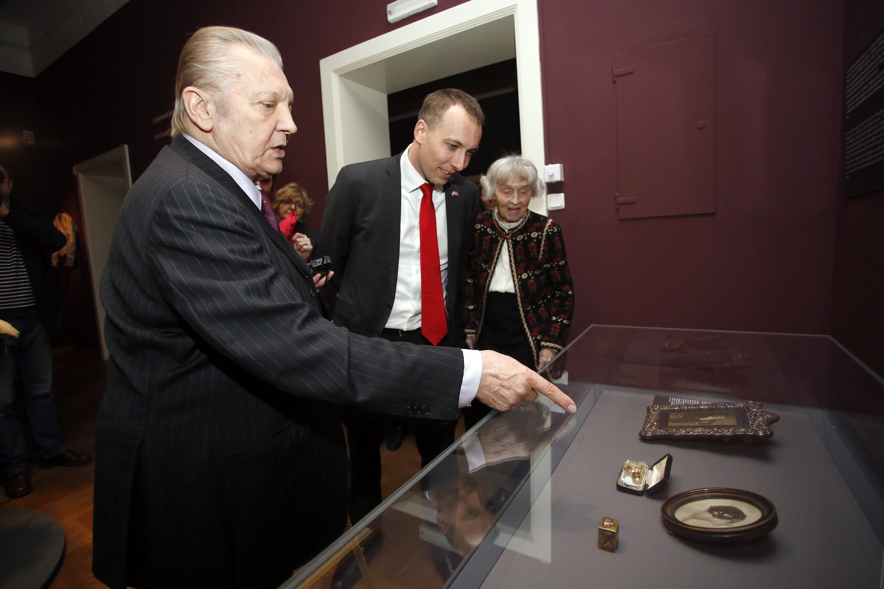 Jelko Yuresha pokazuje postav izložbe