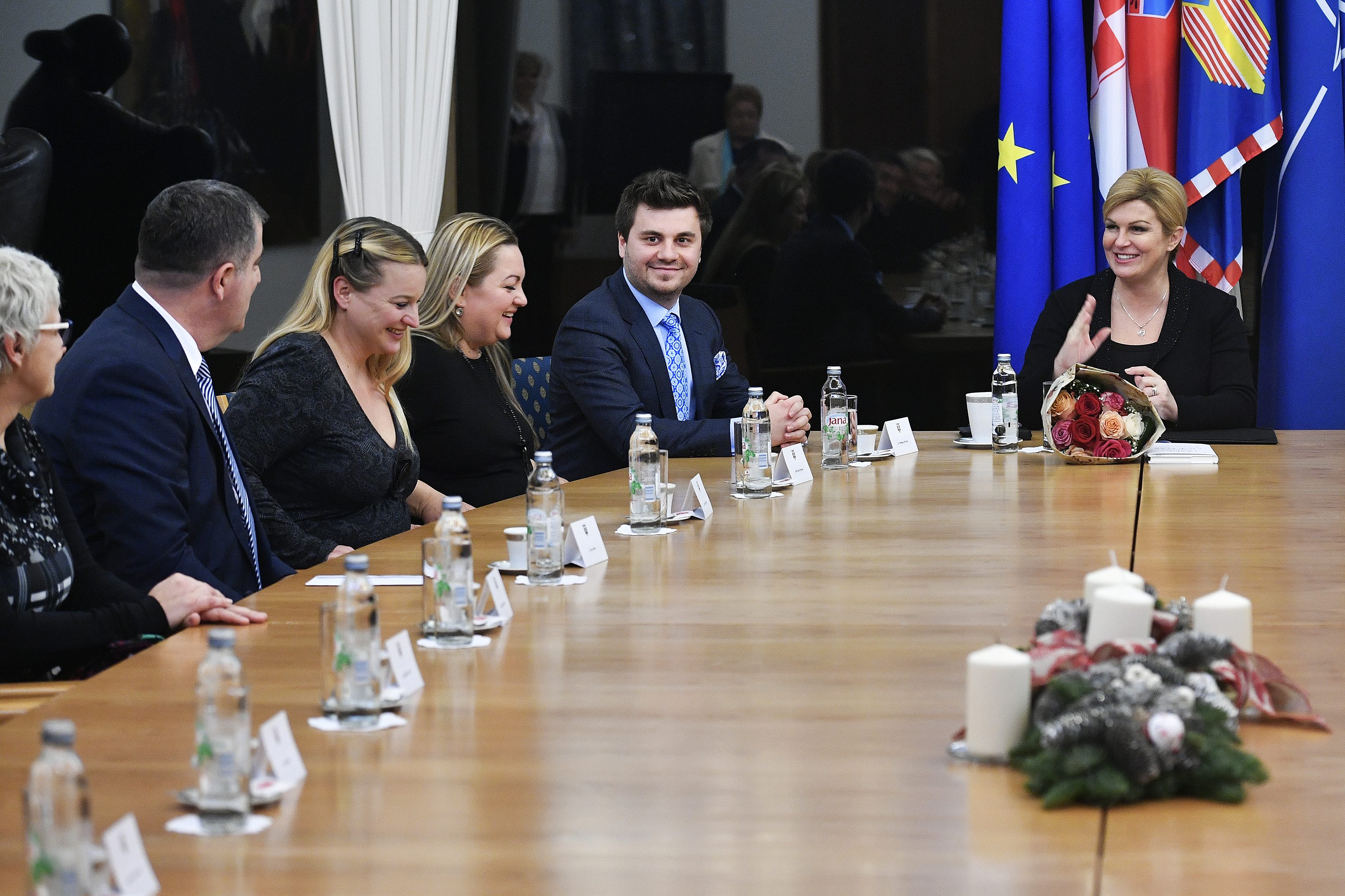 Predsjednica Republike Kolinda Grabar Kitarović primila je u svom uredu na Pantovčaku voditelje i predstavnike humanitarnih udruga i pučkih kuhinja koji svojim volonterskim radom pomažu siromašnima i potrebitima, pogotovo djeci i mladima.