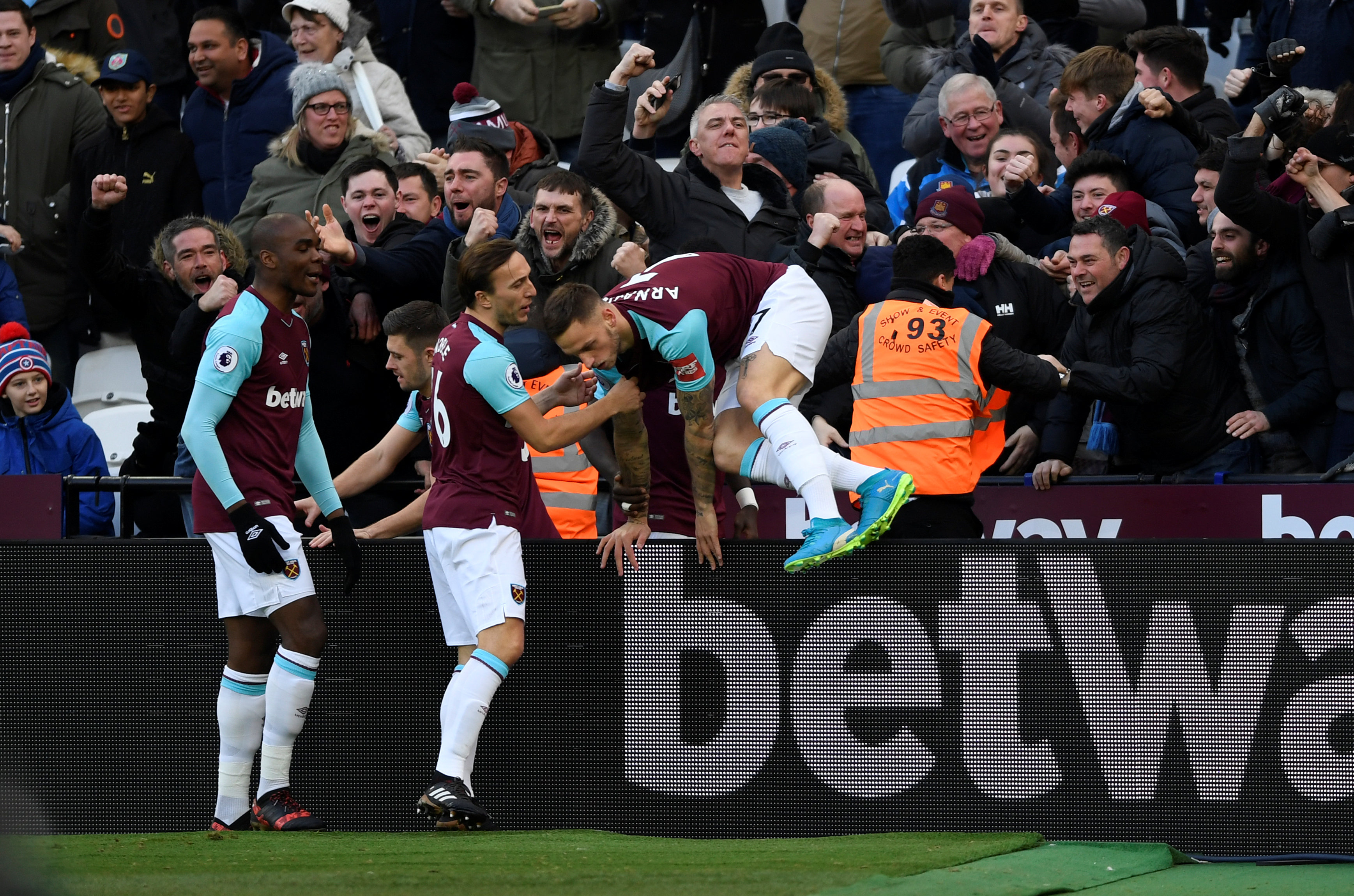 2017-12-09T124041Z_1777299146_RC1534E91300_RTRMADP_3_SOCCER-ENGLAND-WHU-CHE