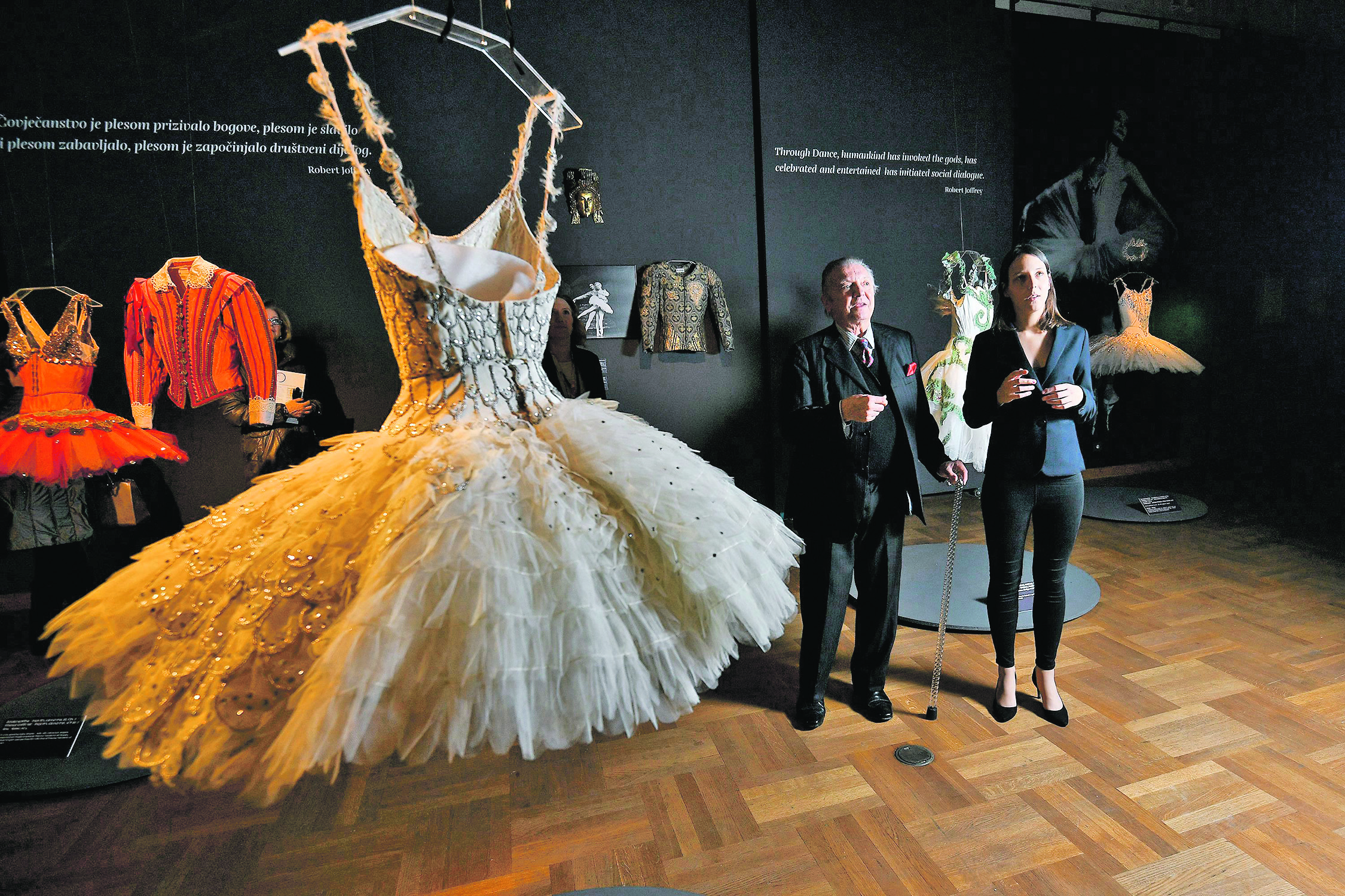 Baletan Jelko Yuresha obišao je s novinarkom Zrinkom Korljan izložbu svojih eksponata pod nazivom Balet i strast u Muzeju za umjetnost i obrt.