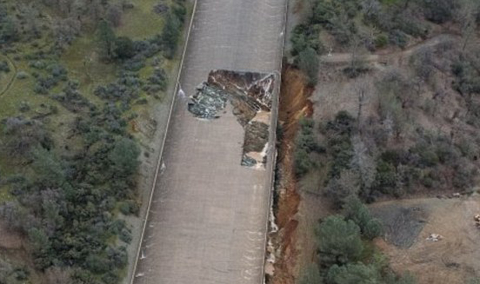 Rupa u preljevu brane Oroville