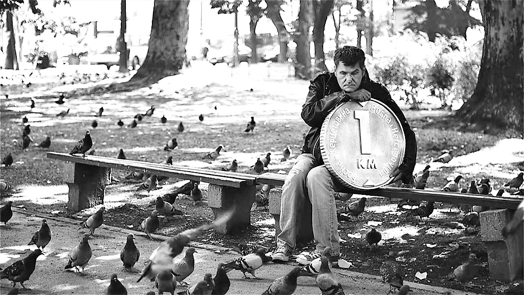 Elvis među golubovima. Ovaj pametni, obrazovani i načitani čovjek, stidljiv i distanciran, danas radi kao glavni muzički urednik i kolumnist na Radio Sarajevu. Vrijedilo bi uložiti noć u čitanje svih njegovih kolumni