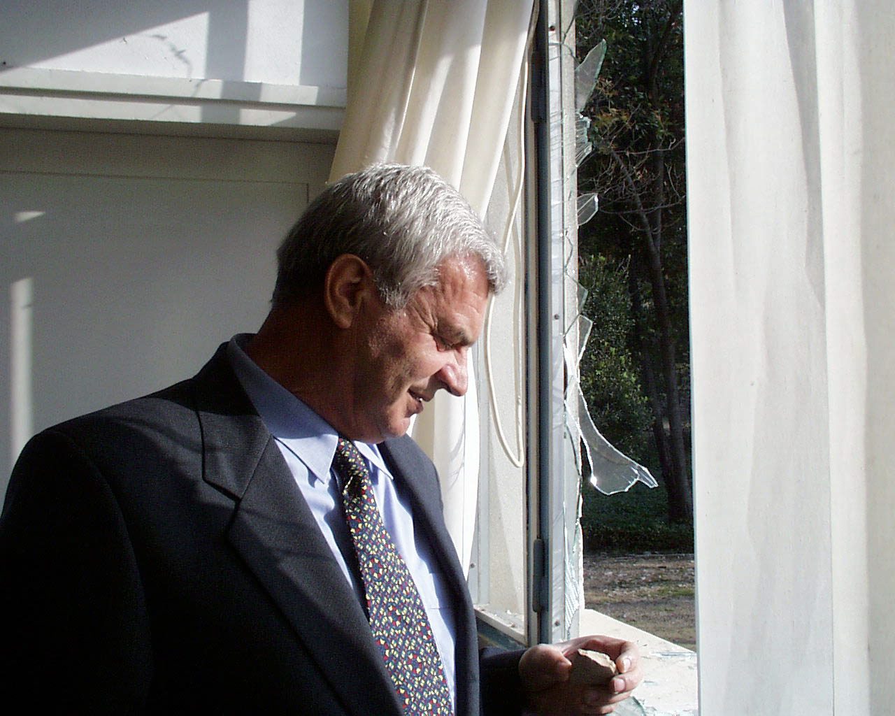 Saborski zastupnik Romano  Meštrović pokraj razbijenog prozora u zadarskom Sdp-u 2000.