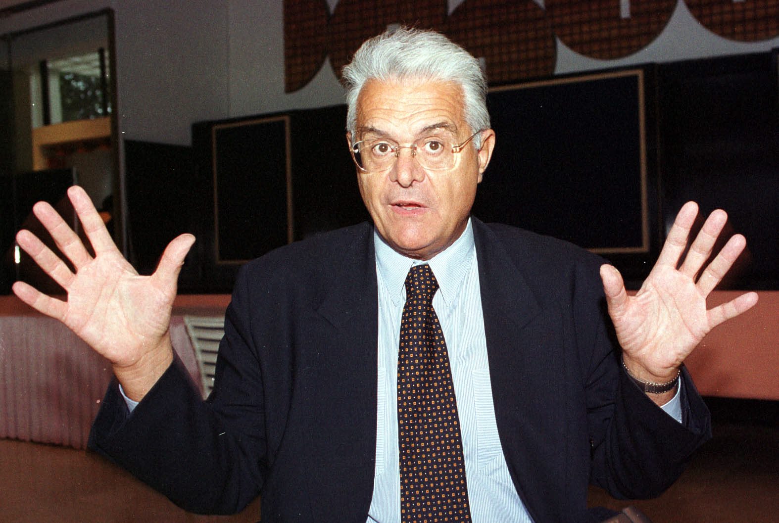 ri-barbic2-desk-051199