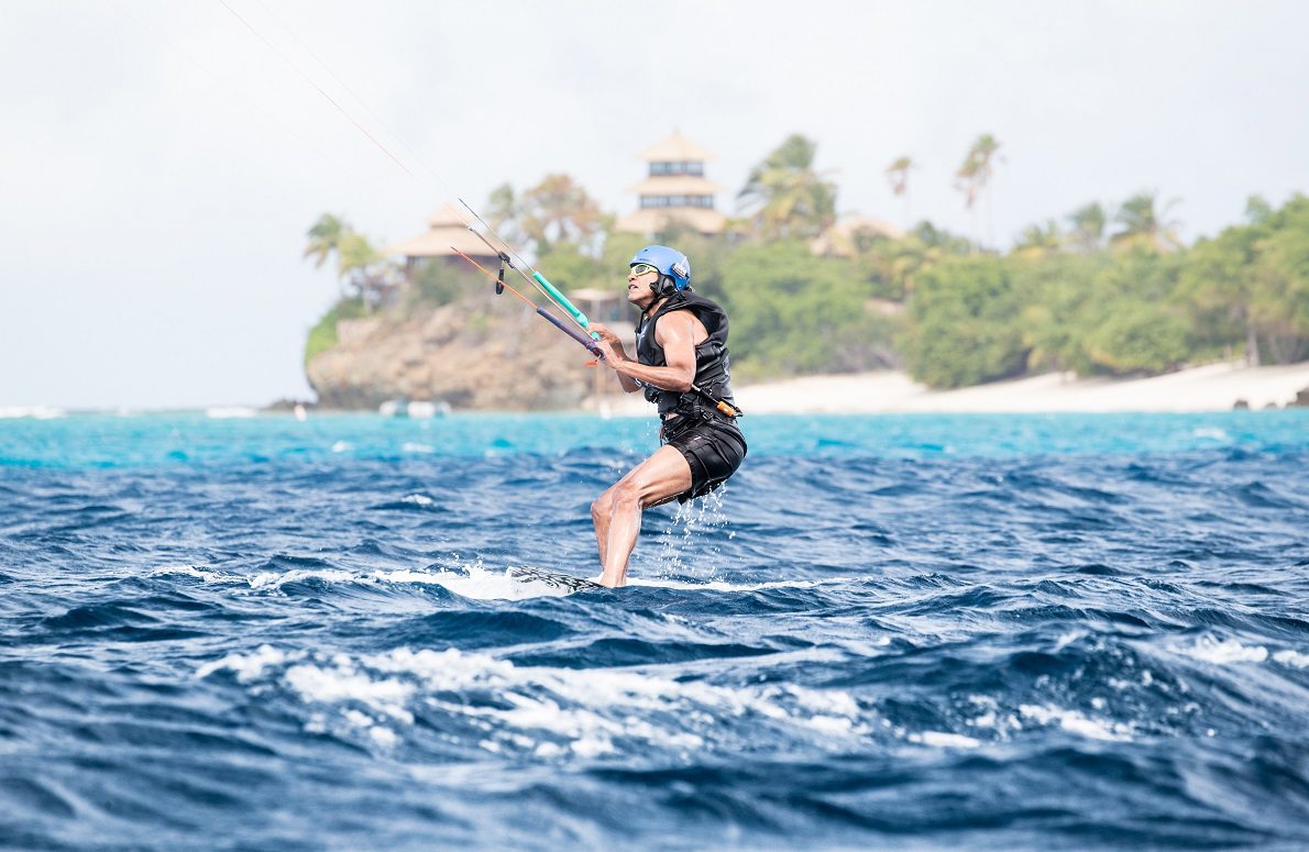 2017-02-07T161558Z_1013731832_LR1ED27196APP_RTRMADP_3_USA-OBAMA-KITEBOARDING