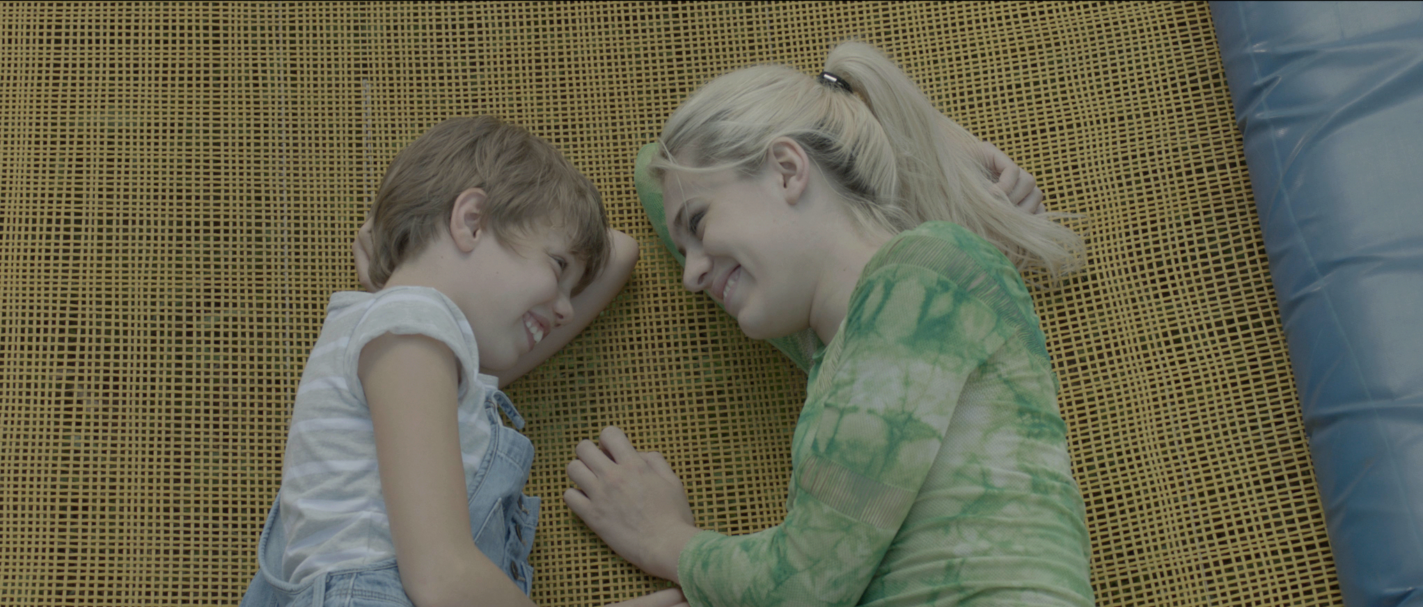 09_Trampolin_film still_Lina i Nika_Trampolin