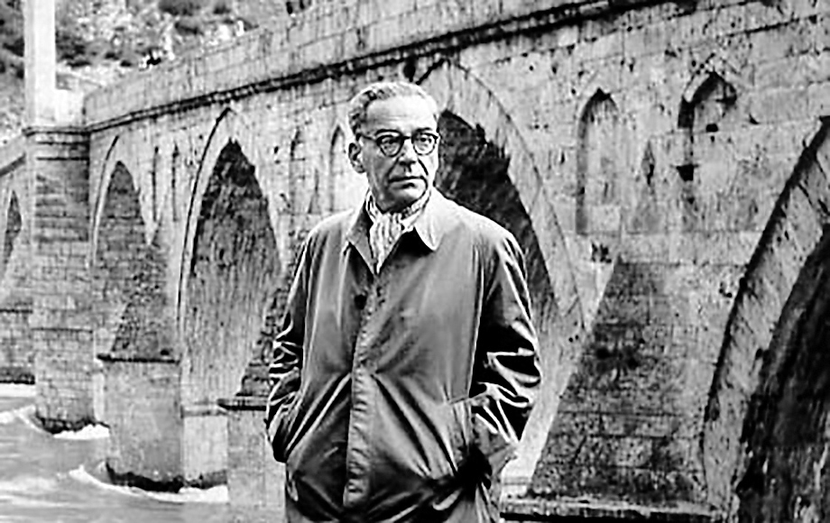 Fragment poznate fotografije višegradskog fotografa Alije Akšamije. Ivo Andrić uz ćupriju koju je učinio slavnom i koja je slavnim činila njega. Pisac je bio fasciniran gradovima i građevinama, ljudima i identitetima