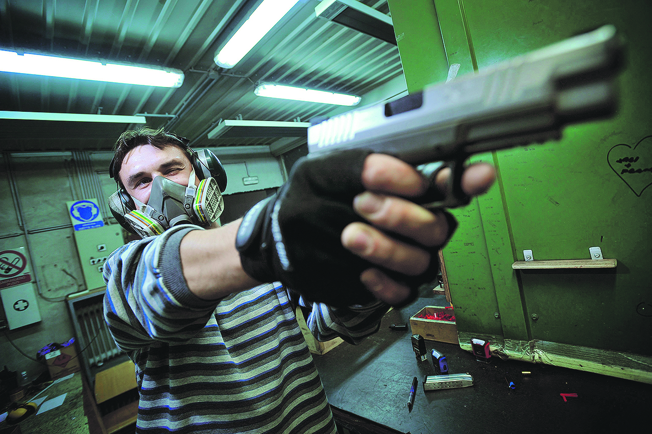 Zaposlenik HS Produkta testira pištolj u streljani koja se nalazi u sklopu tvornice