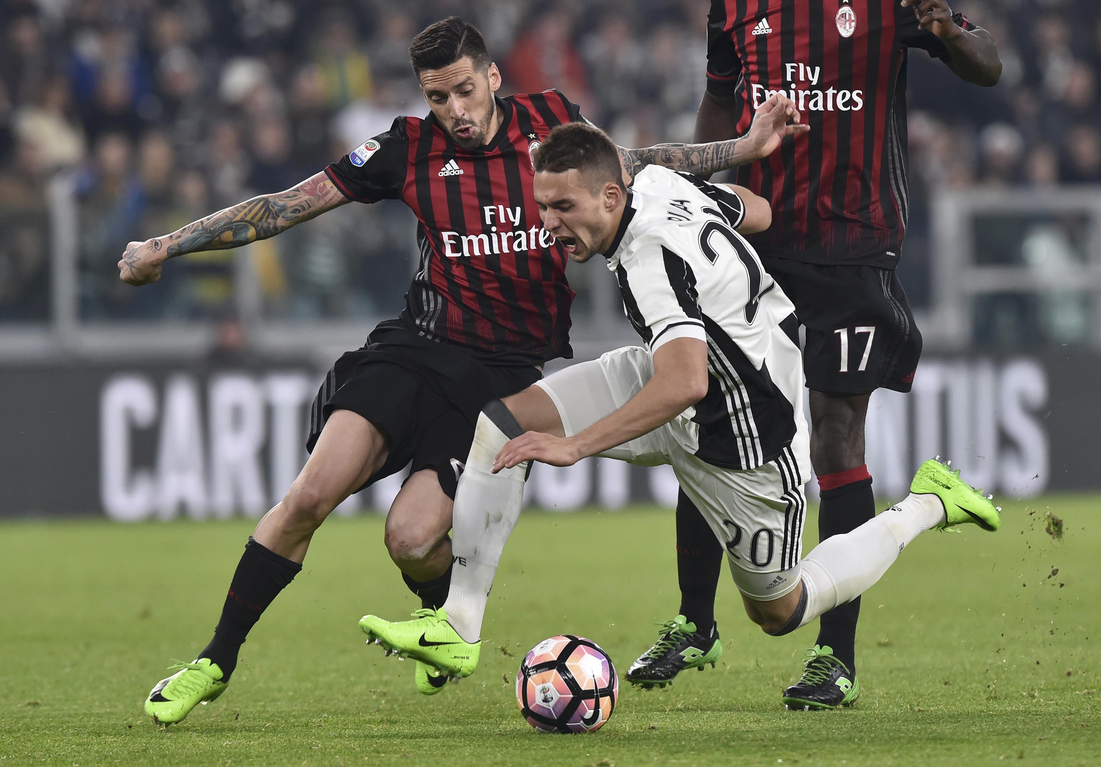 2017-03-10T210230Z_1914526884_LR1ED3A1MFUFF_RTRMADP_3_SOCCER-ITALY-JUV-MIL