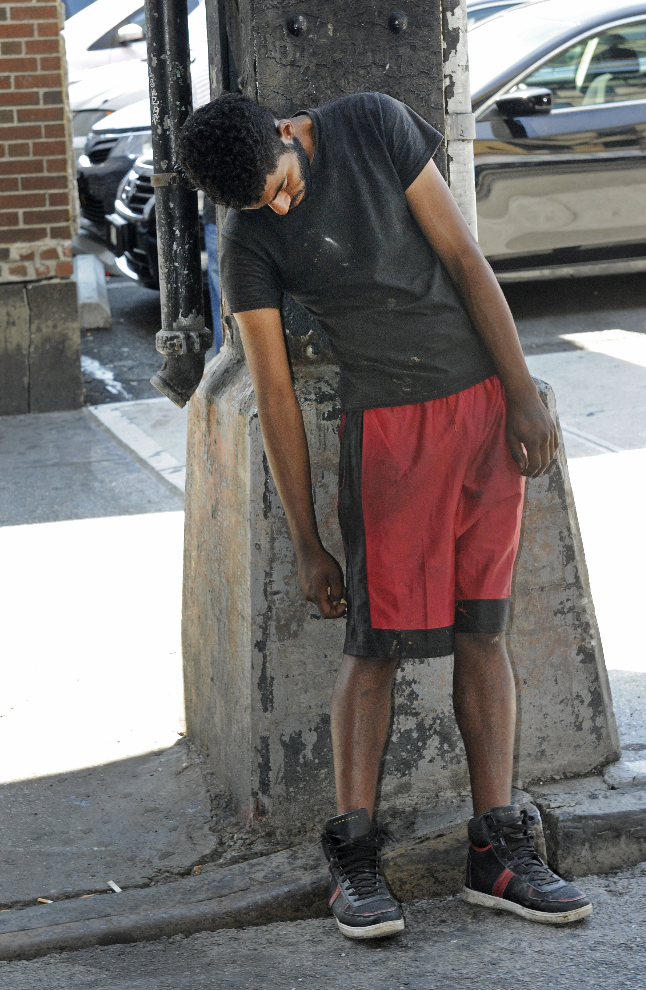 Arhivska fotografija prikazuje mladića koji je konzumirao drogu K2