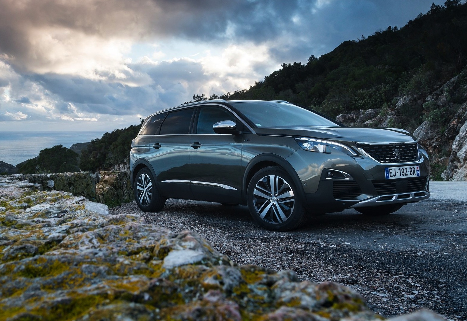 Peugeot-5008-2017-1600-01