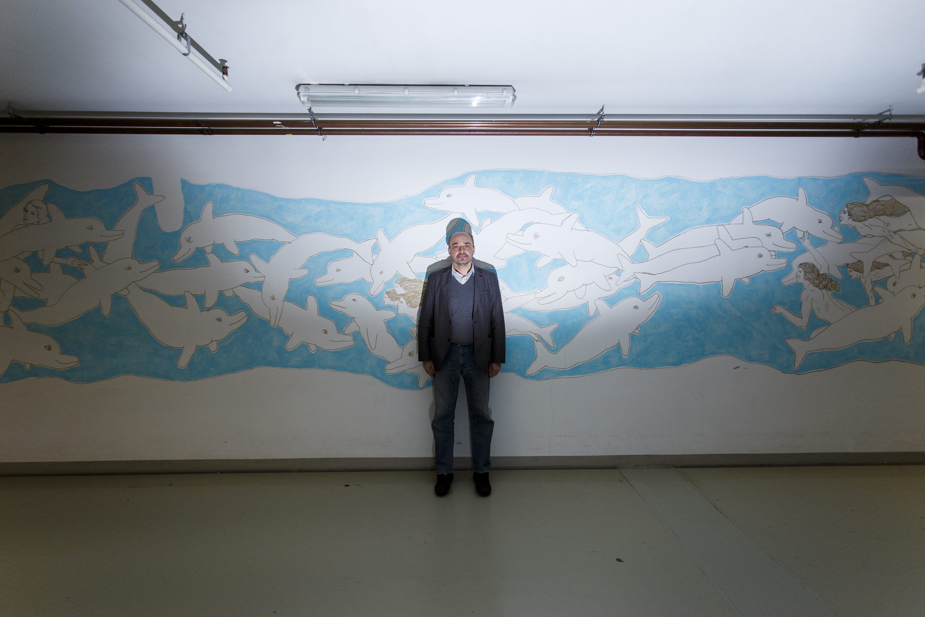 Tomislav Buntak ispred murala na KBC-u Rebro