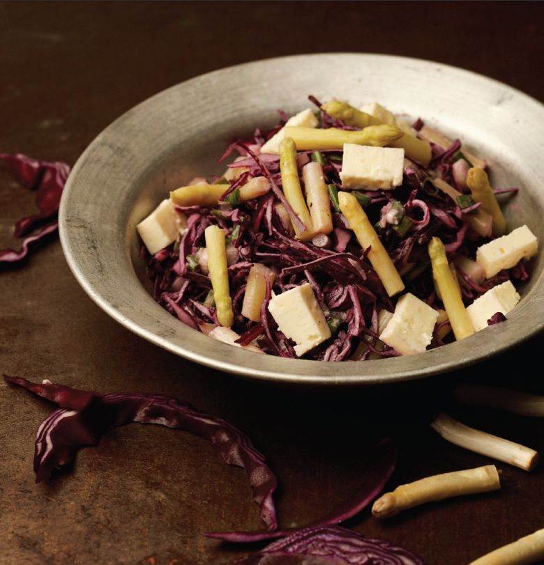 Salata sa šparogama, crvenim zeljem i tahini preljevom