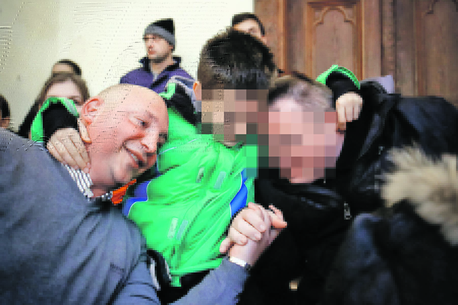 Na fotografiji: Tata Slaven s autističnom djecom u dvorcu Dios