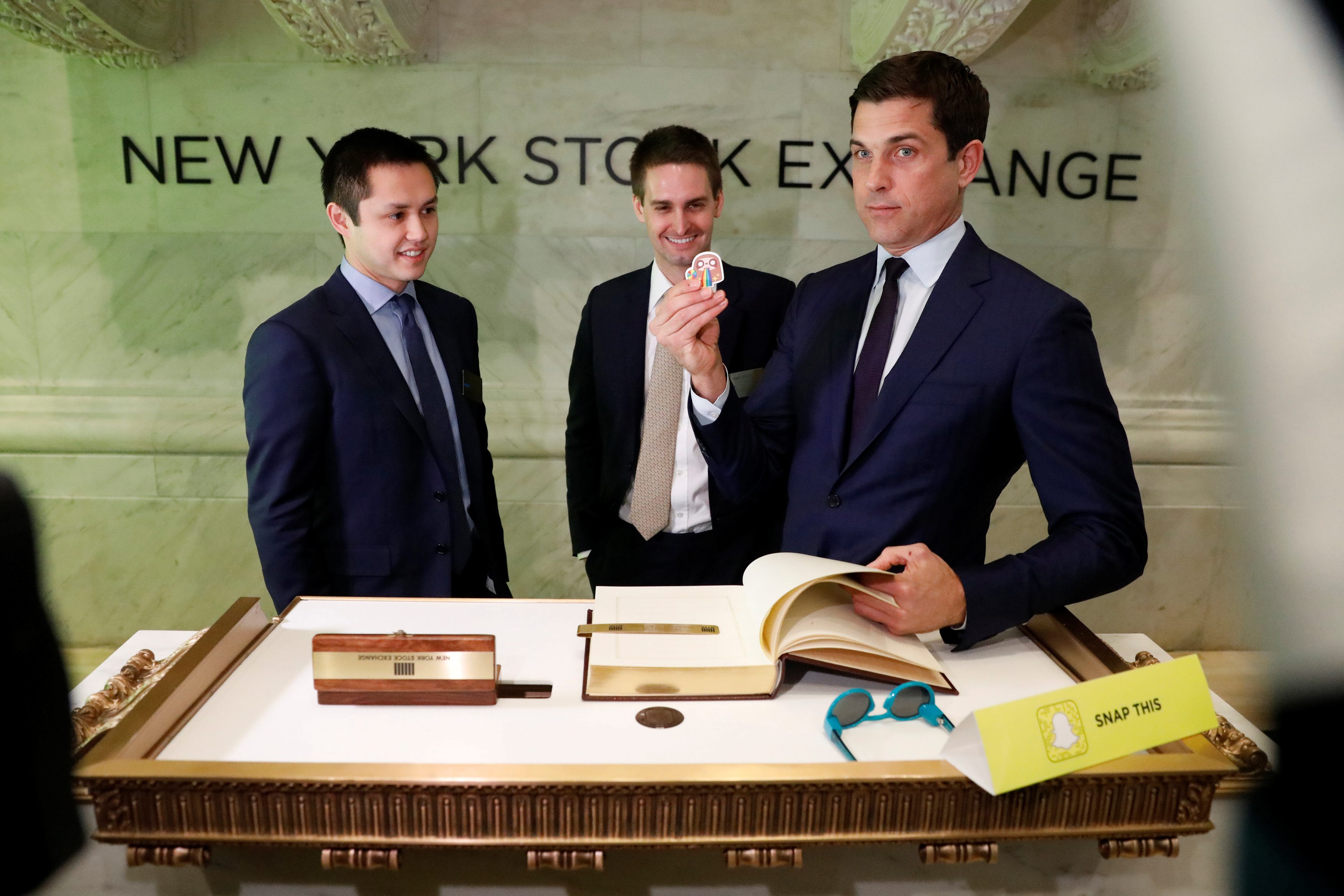 Osnivači Snapa Bobby Murphy i Evan Spiegel, s čelnikom njujorške burze Thomasom Farleyjem