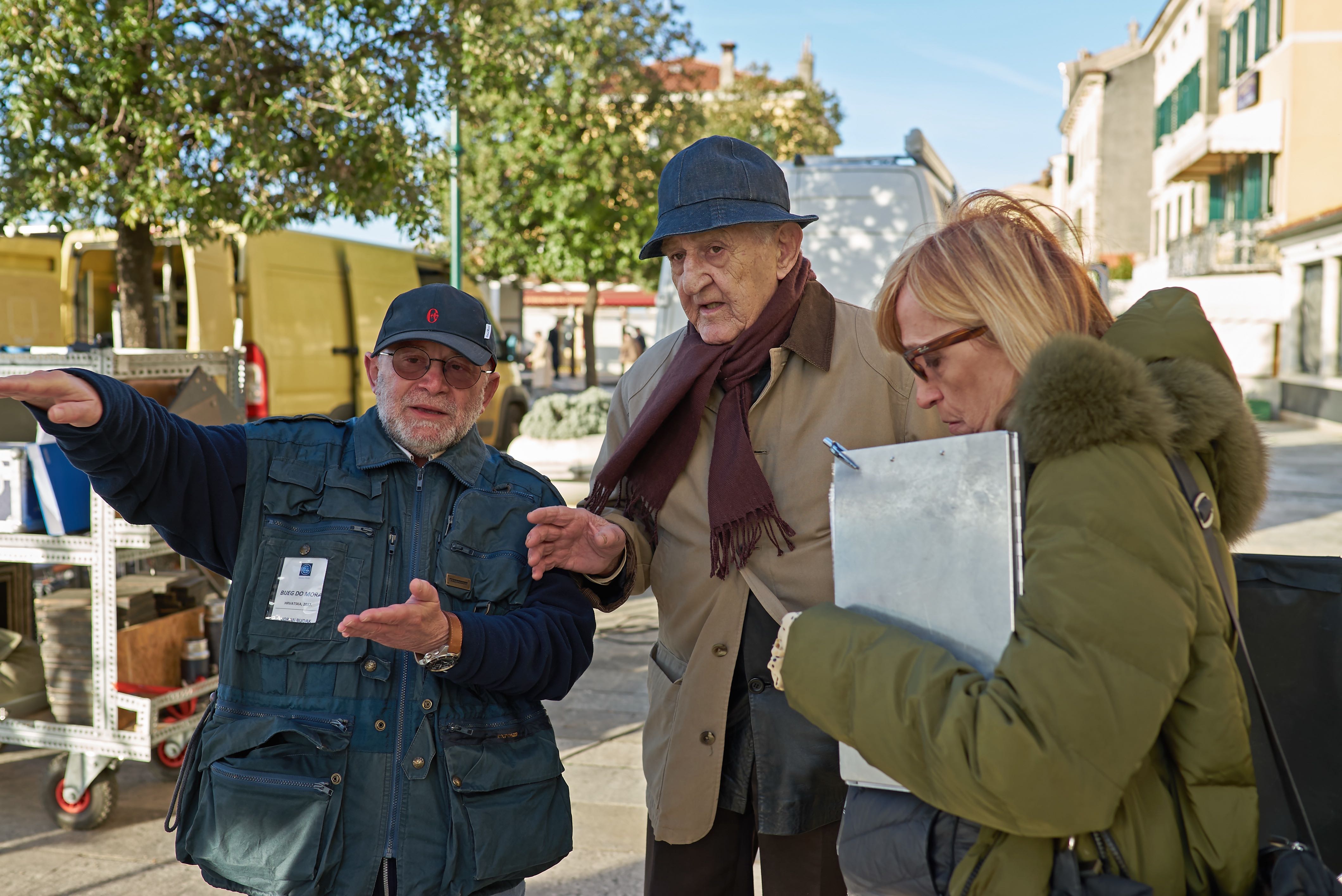 Veljko Bulajić sa pomoćnikom Zoranom Budakom i skriptericom Nadom Pinter