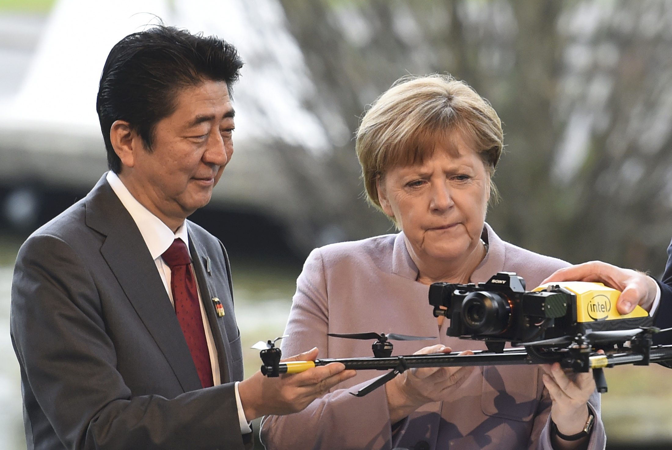 Shinzo Abe i Angela Merkel na sajmu CeBit u Hanoveru