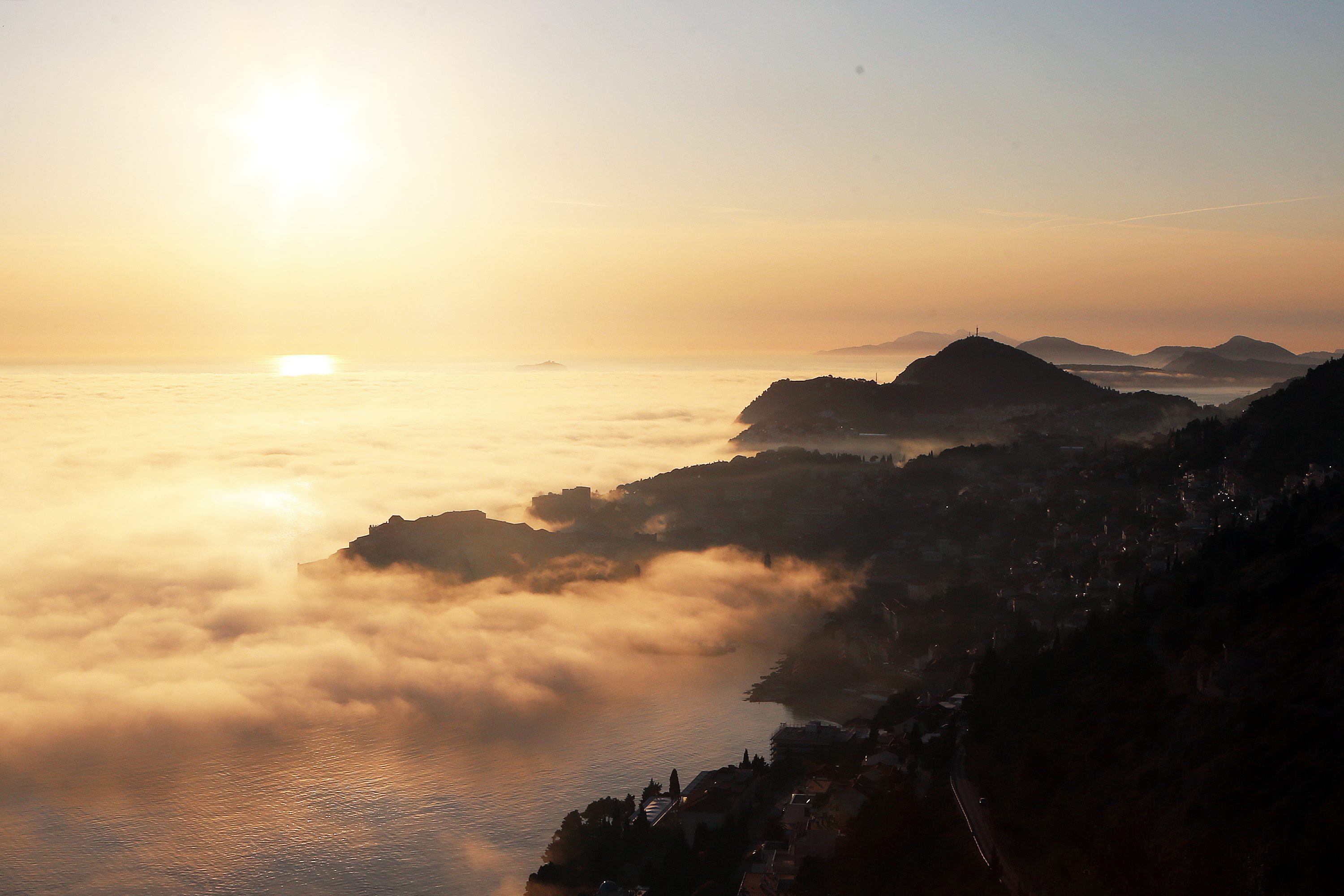 Kao posljedica naglog zatopljenja kada se iznad hladne morske površine nalazi topli zrak, te dolazi do isparavanja mora, Dubrovnik je danas popodne pokrila magla