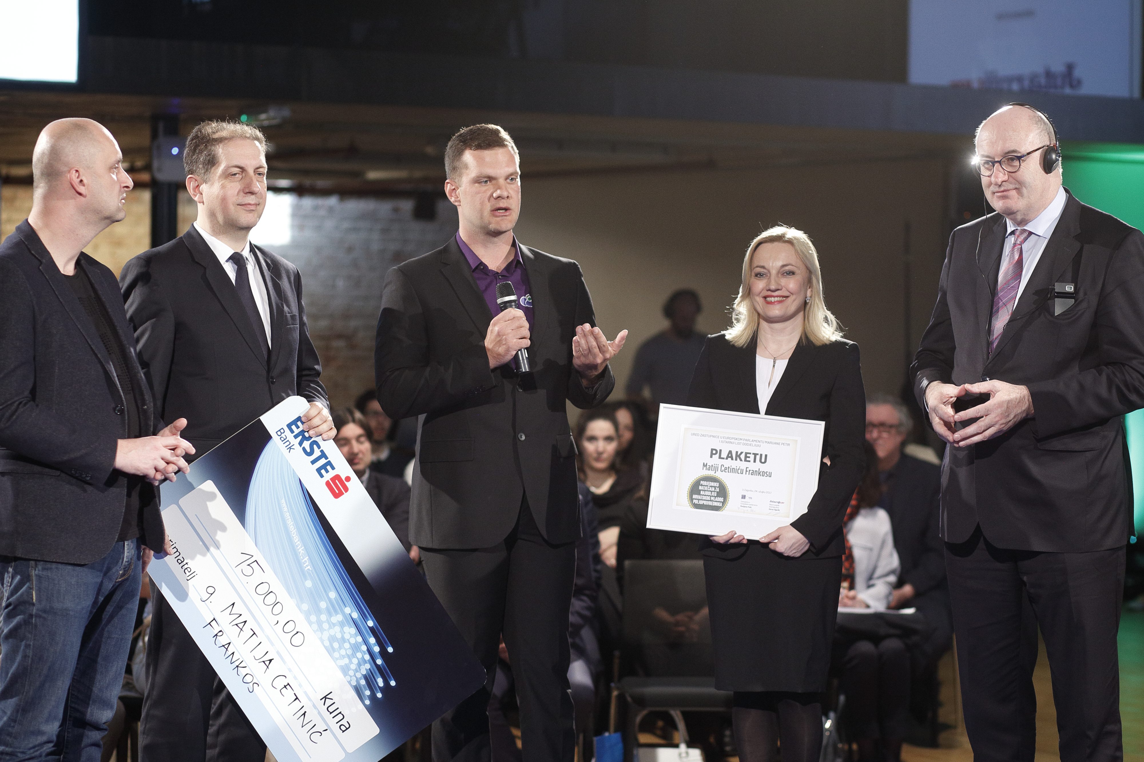 Ministar poljoprivrede Tomislav Tolušić, dobitnik nagrade za najboljeg mladog poljoprivrednika Matija Cetinić Frankos, zastupnica u EU parlamentu Marijana Petir, povjerenik EK za poljoprivredu Phil Hoga