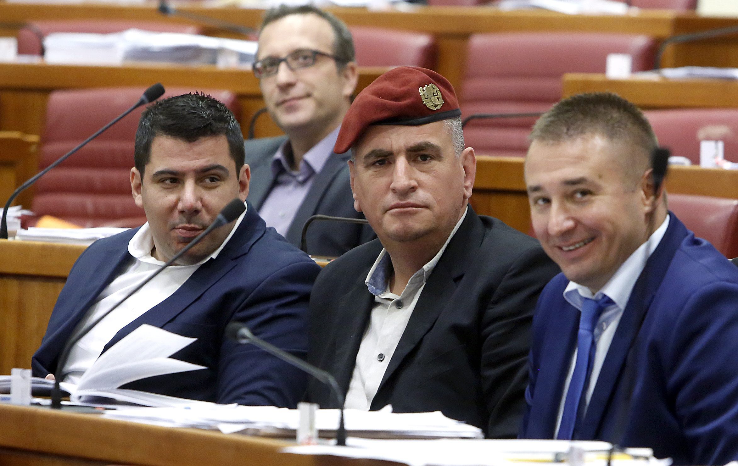 Na fotografiji: zastupnik Miro Bulj sa beretkom Četvrte gardijske brigade, Nikola Grmoja i Maro Kristić.