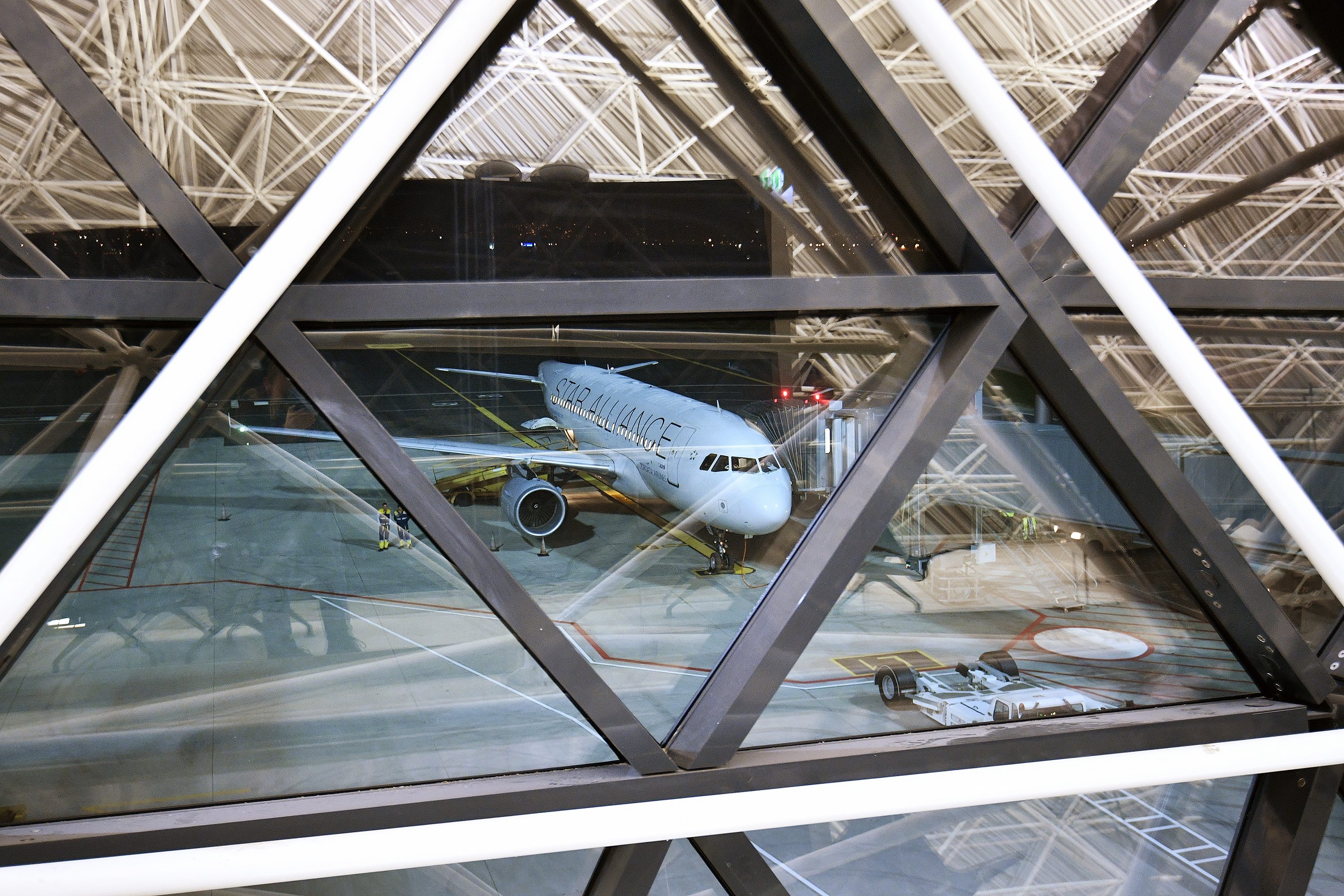 Novi putnički terminal Zračne luke Franjo Tuđman otvorio je svoja vrata za putnike. Prvi let je bio onaj Croatia airlinesa na relaciji Zagreb - Dubrovnik, a prvi dolazni Quatar airwaysa na relaciji Doha - Zagreb. Na fotografiji: avion za Dubrovnik