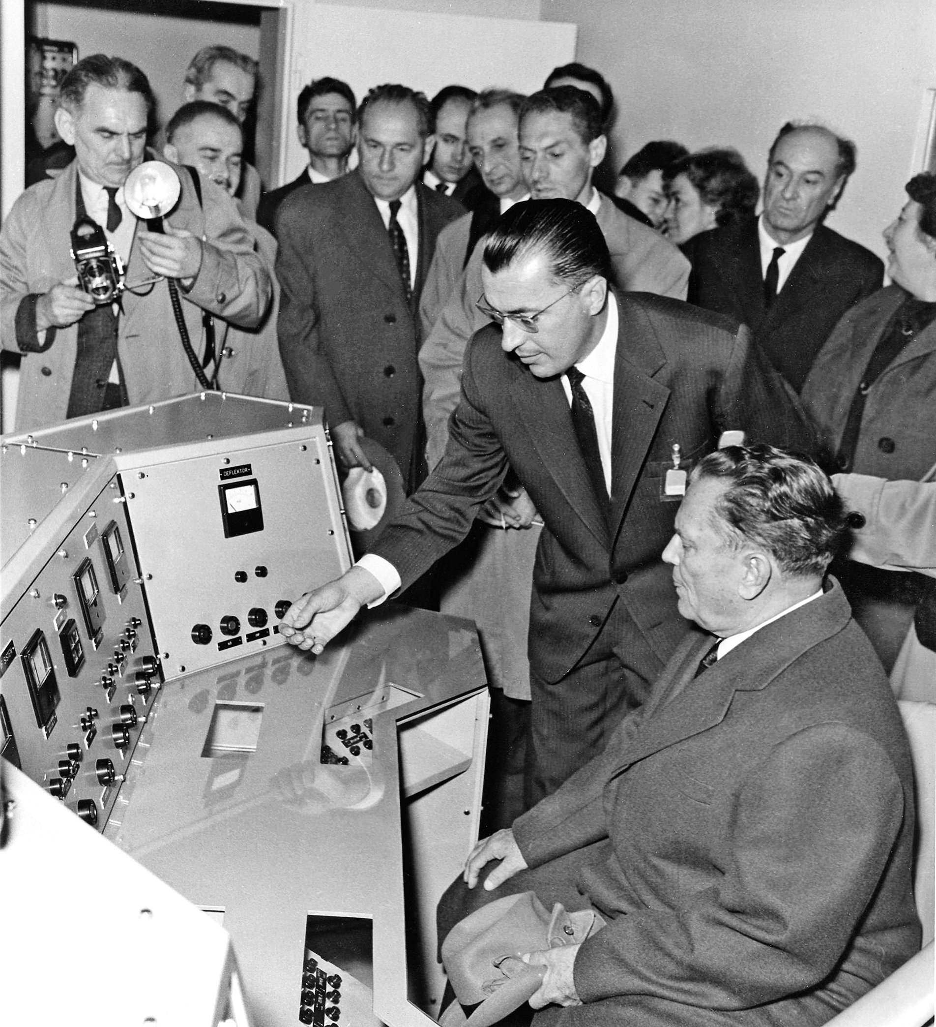 
Inženjer Marcel Lažanski (čovjek s naočalama) upoznaje Tita s radom ciklotrona