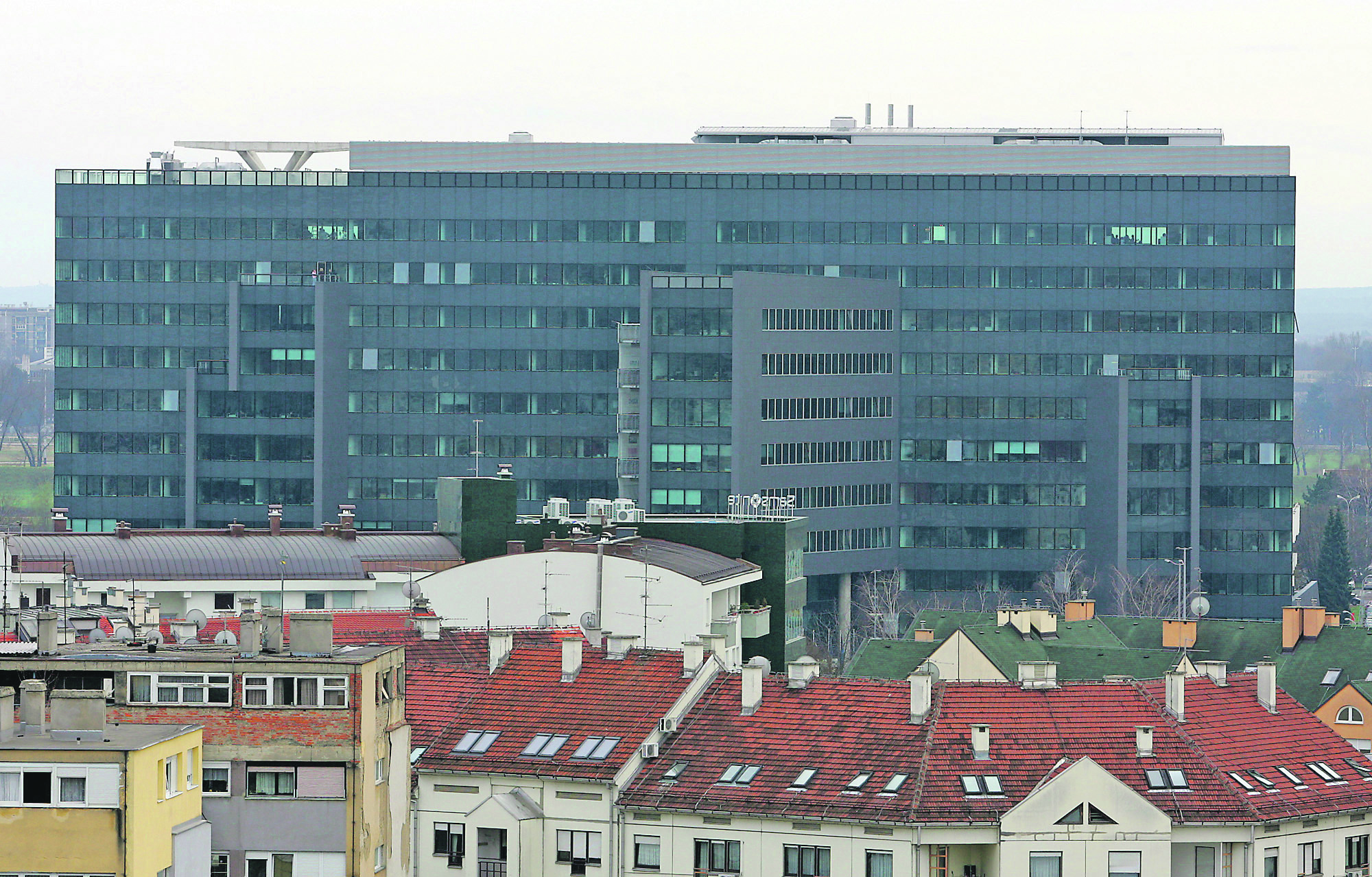 110331-141892-hypo_banka0703-desk