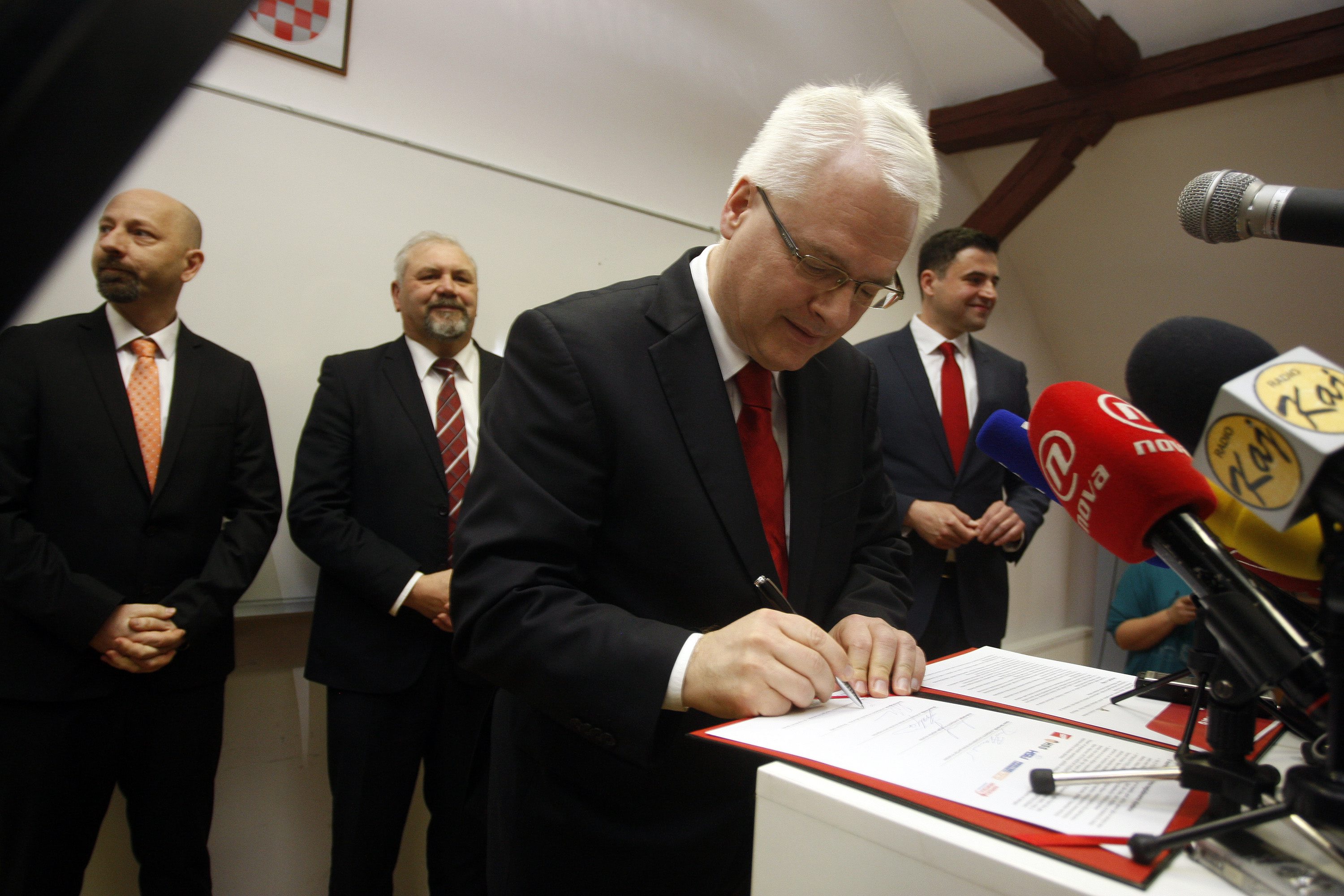 Deklaraciju su potpisali Josipović, Hrelja, Bregovac, Beljak i Bernardić