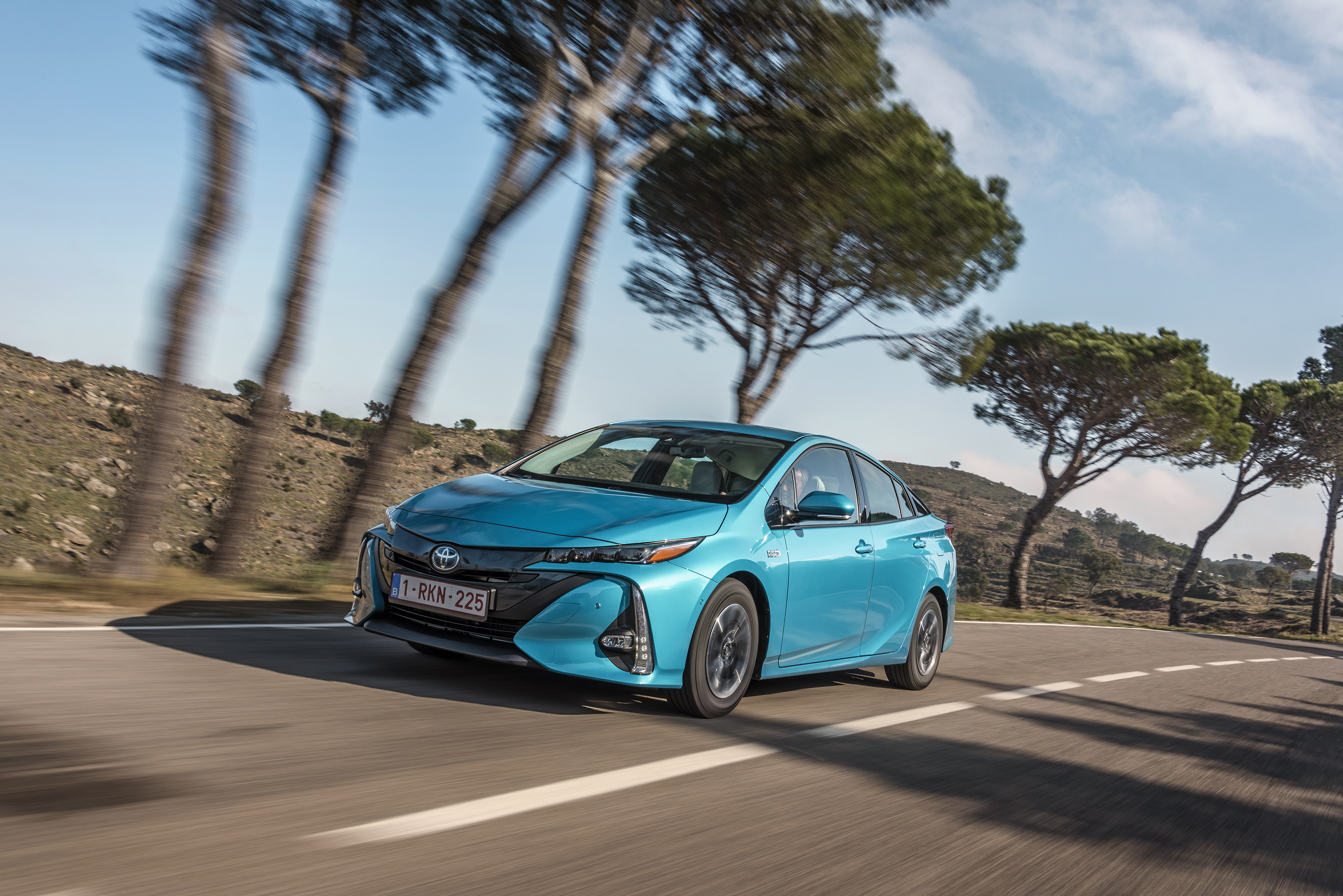 2017-prius-phv-aqua-dynamic-11