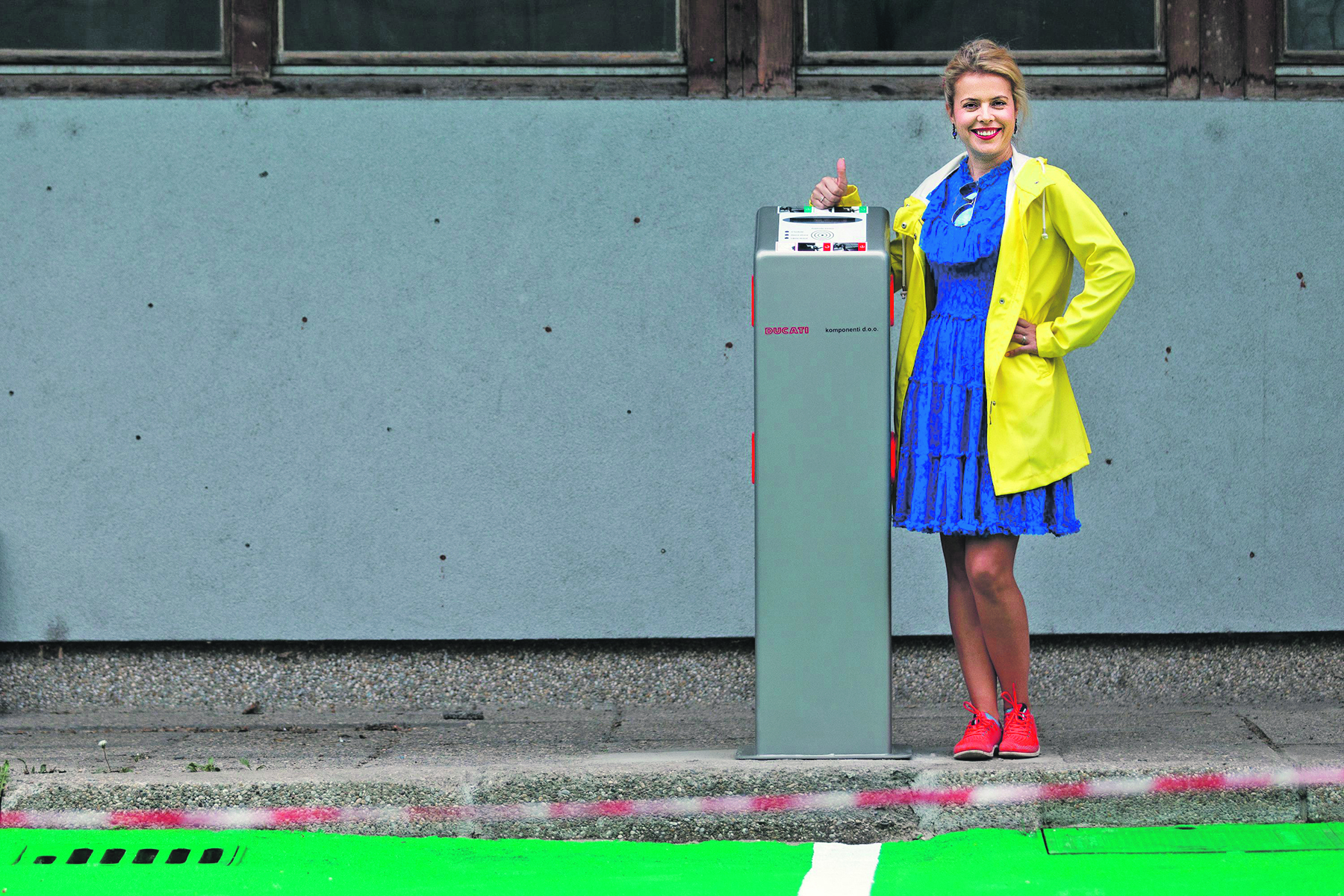 Ankica Kovač, docentica na Fakultetu strojarstva i brodogradnje pozira ispred prve punionice za električne automobile čijeg je projekta voditeljica