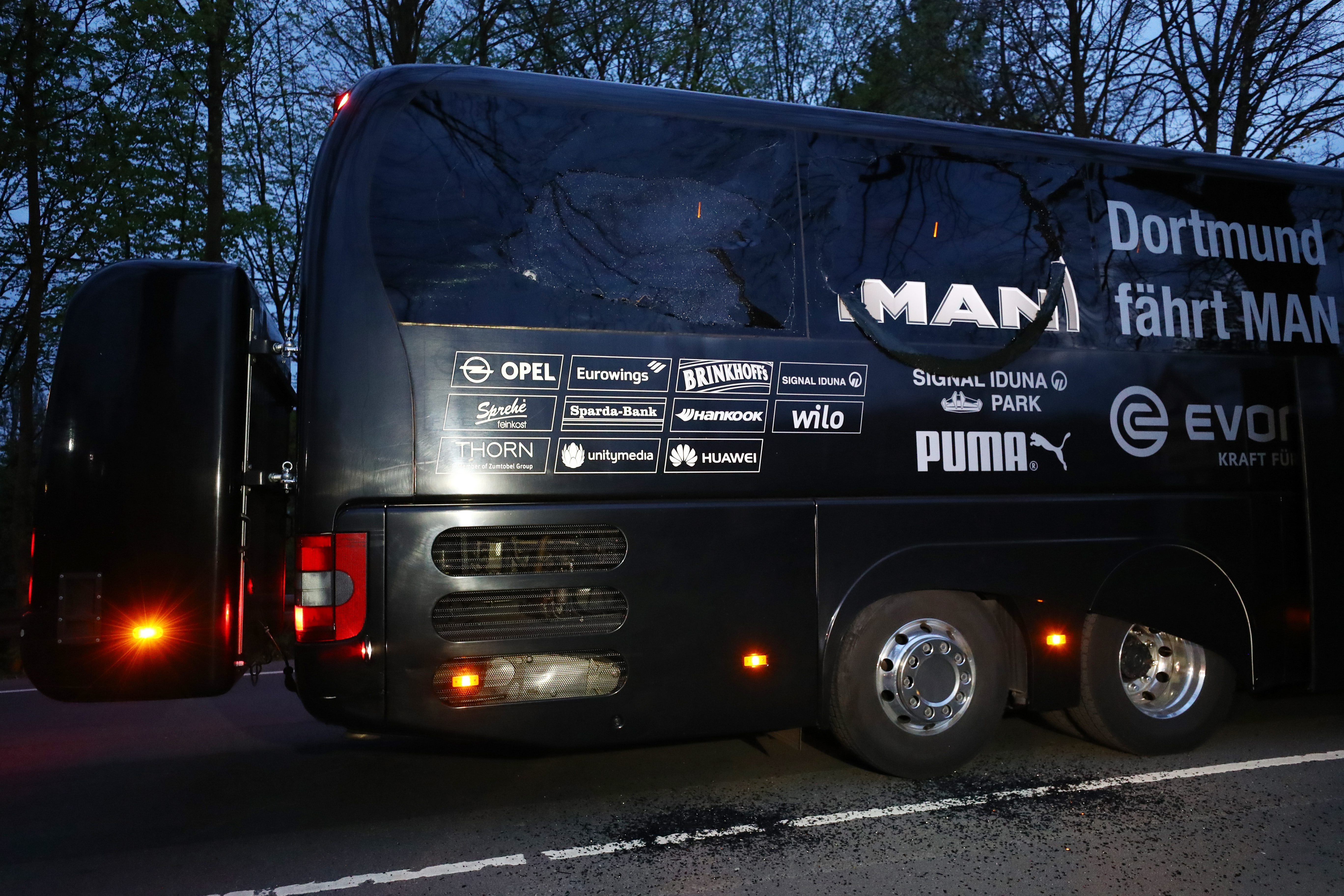 Autobus nogometnog kluba Borussia Dortmund nakon eksplozije
