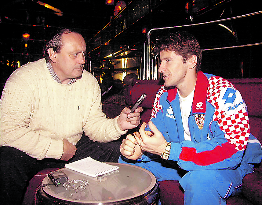 Legendarni hrvatski nogometaš, a danas predsjednik HNS-a, Davor Šuker, bio je česta meta Židakovih tekstova. U igračkim danima često je ispisivao panegirike, a kasnije, kada je Šuker došao na funkciju, odnosi su prestali biti tako idilični