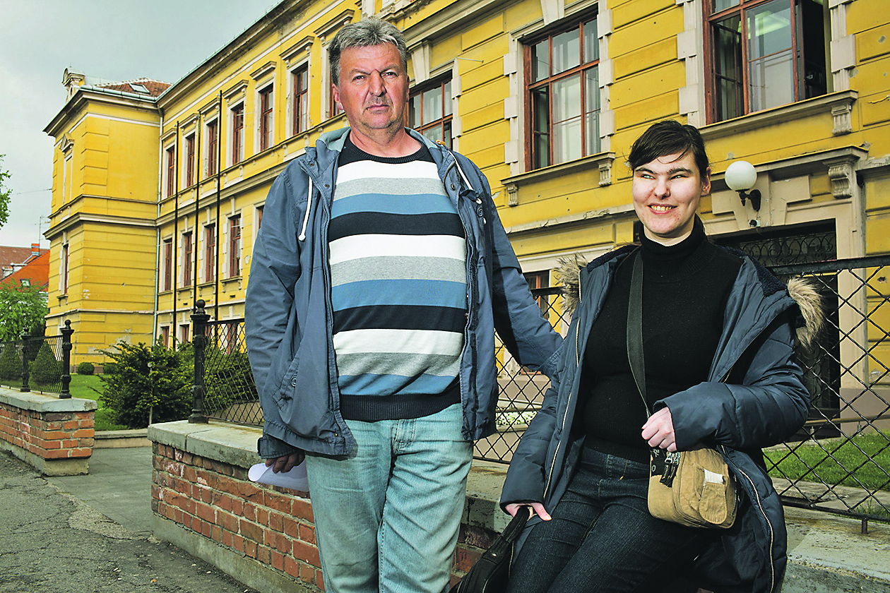 Marija Sentkiralj s ocem Stjepanom ispred zgrade Filozofskog fakulteta