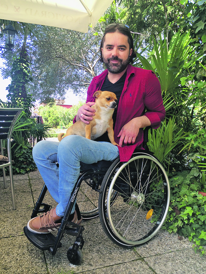 Denis Makin iz Novigrada prometnu nesreću zbog koje je završio u invalidskim kolicima doživio je kada je imao samo 17 godina. Samo par mjeseci kasnije uzeo je gitaru u ruke i pronašao svoju novu ljubav - ljubav prema glazbi. Prije nesreće bavio se nogometom