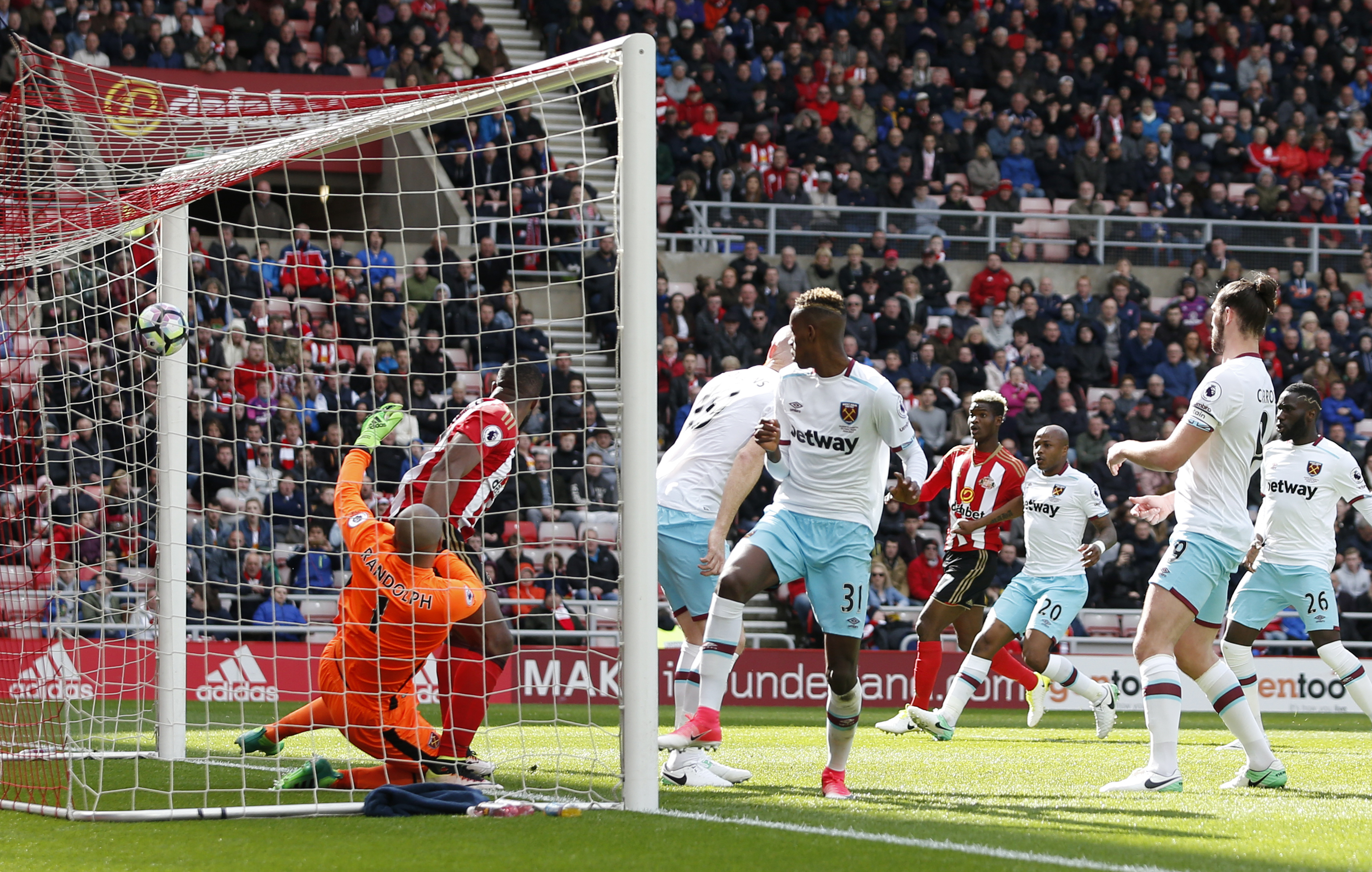 2017-04-15T143207Z_135268327_MT1ACI14778892_RTRMADP_3_SOCCER-ENGLAND-SUN-WHU