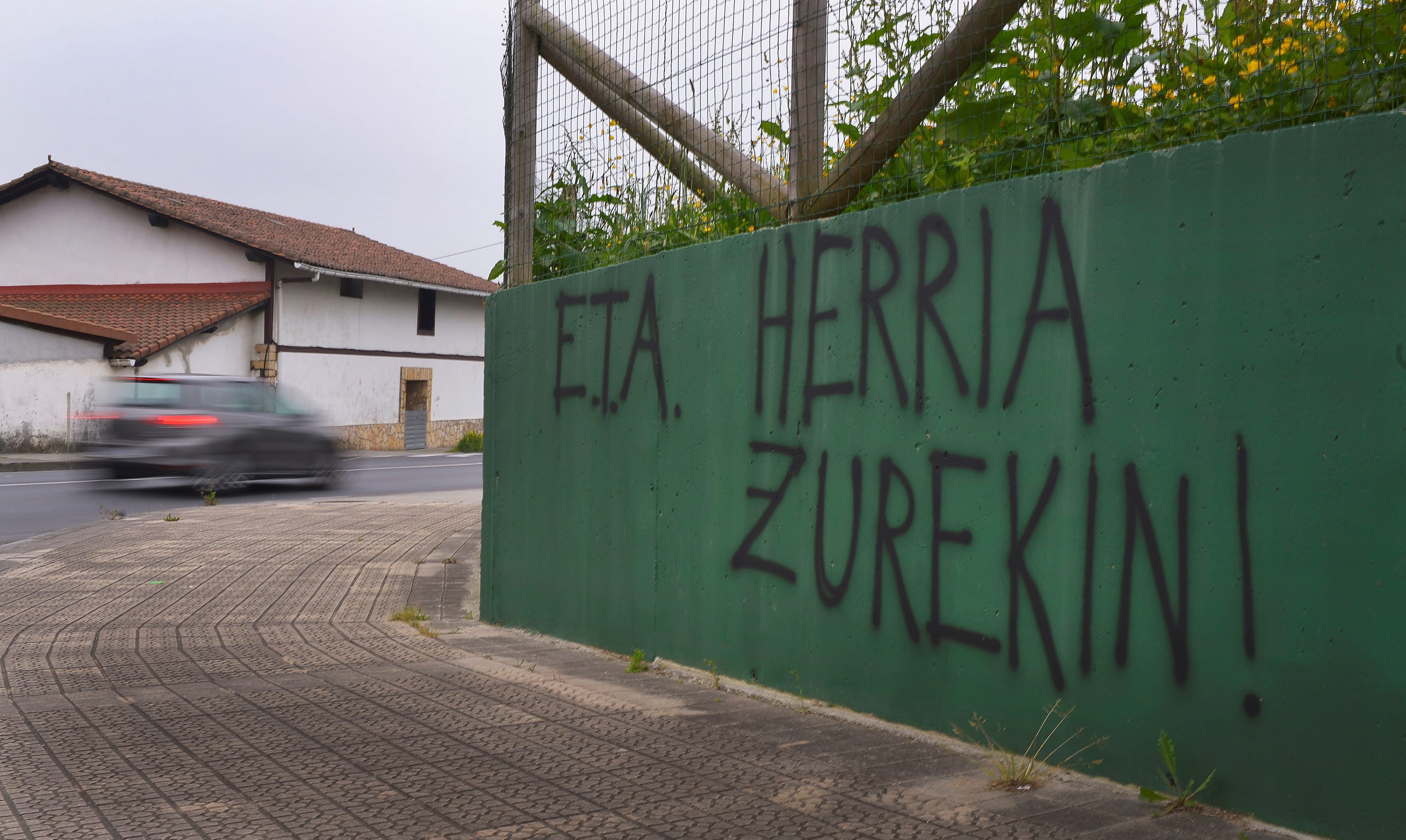 Nakon najave razoruženja, na ulici u Guernici u Španjolskoj osvanuo je grafit na kojem piše 'E.T.A. Narod je s vama'
