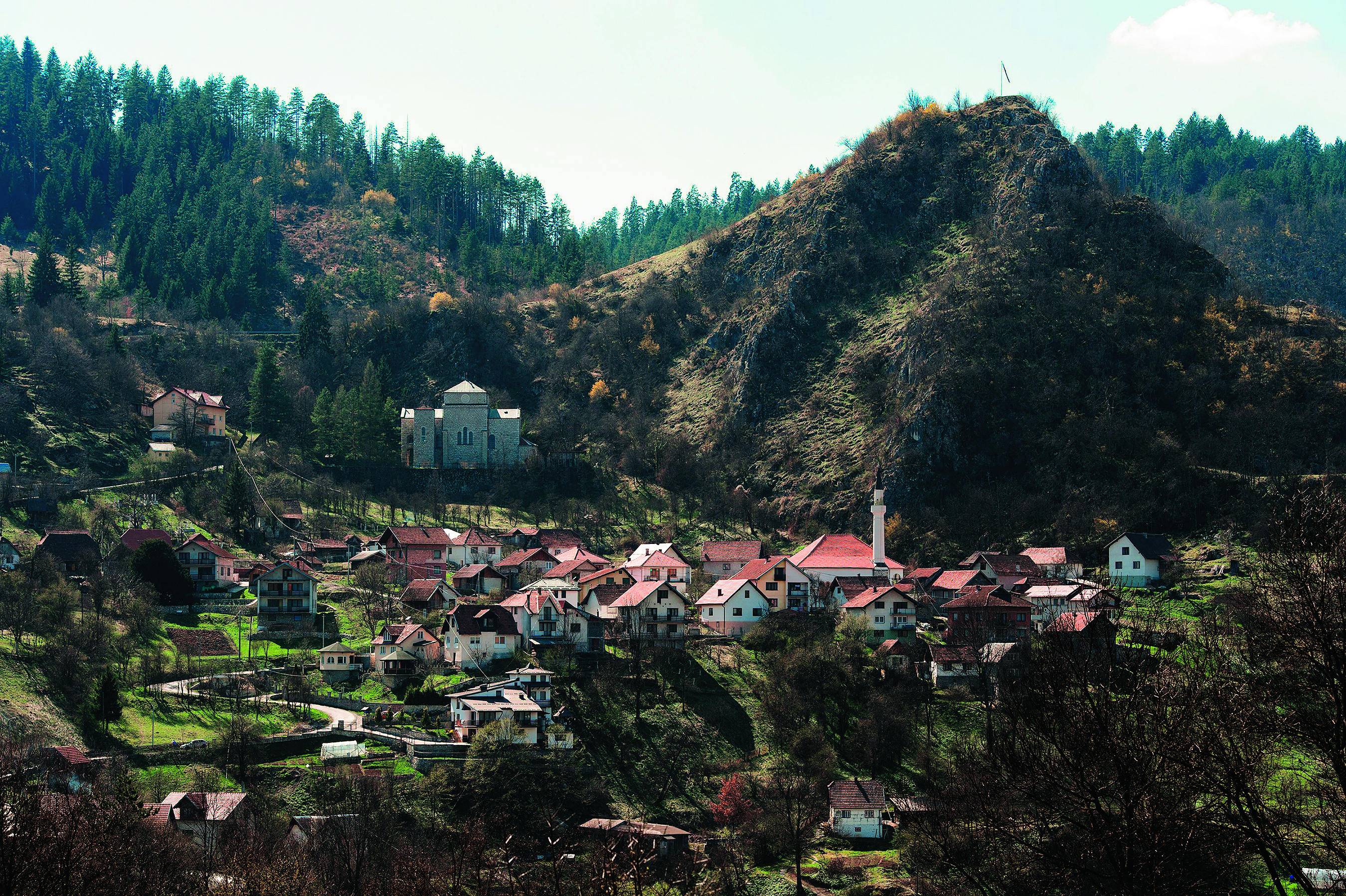'Na jednome se brežuljku ističu, pod elegantnom večernjom rasvjetom, crkva Gospe Olovske i olovska džamija - dok se na brežuljku sa suprotne strane nudi pogledu isto tako osvijetljena pravoslavna crkva'