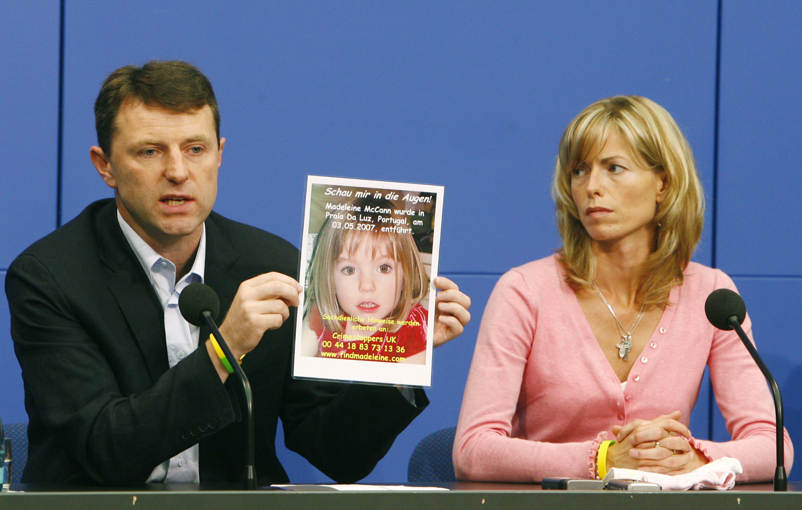Kate i Gerry McCann sa slikom kćerke na konferenciji za novinare u lipnju 2007.