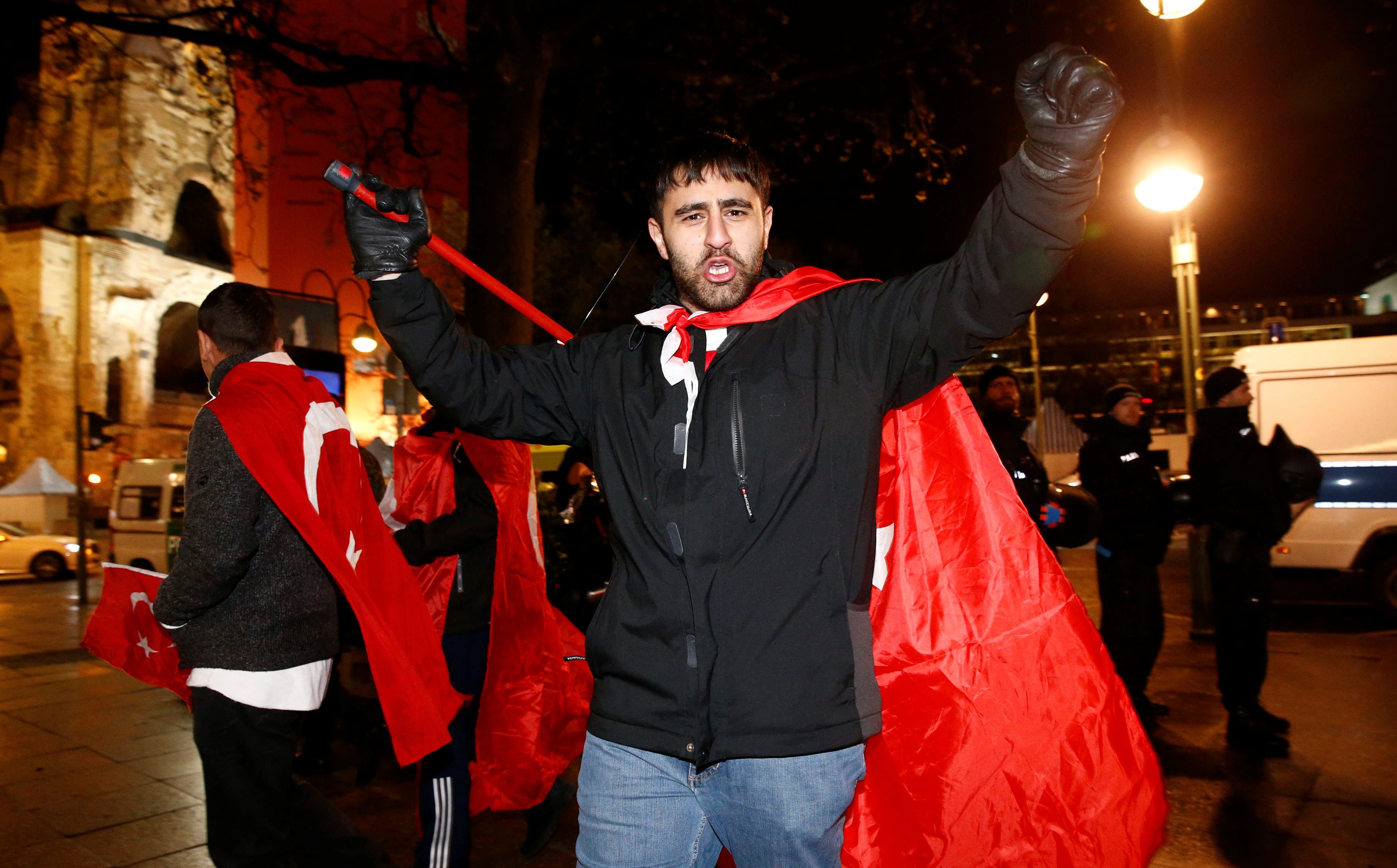 pripadnik turske zajednice u Njemačkoj, pristalica Recepa Tayyipa Erdogana i ustavnih promjena kojima mu se povećavaju ovlasti