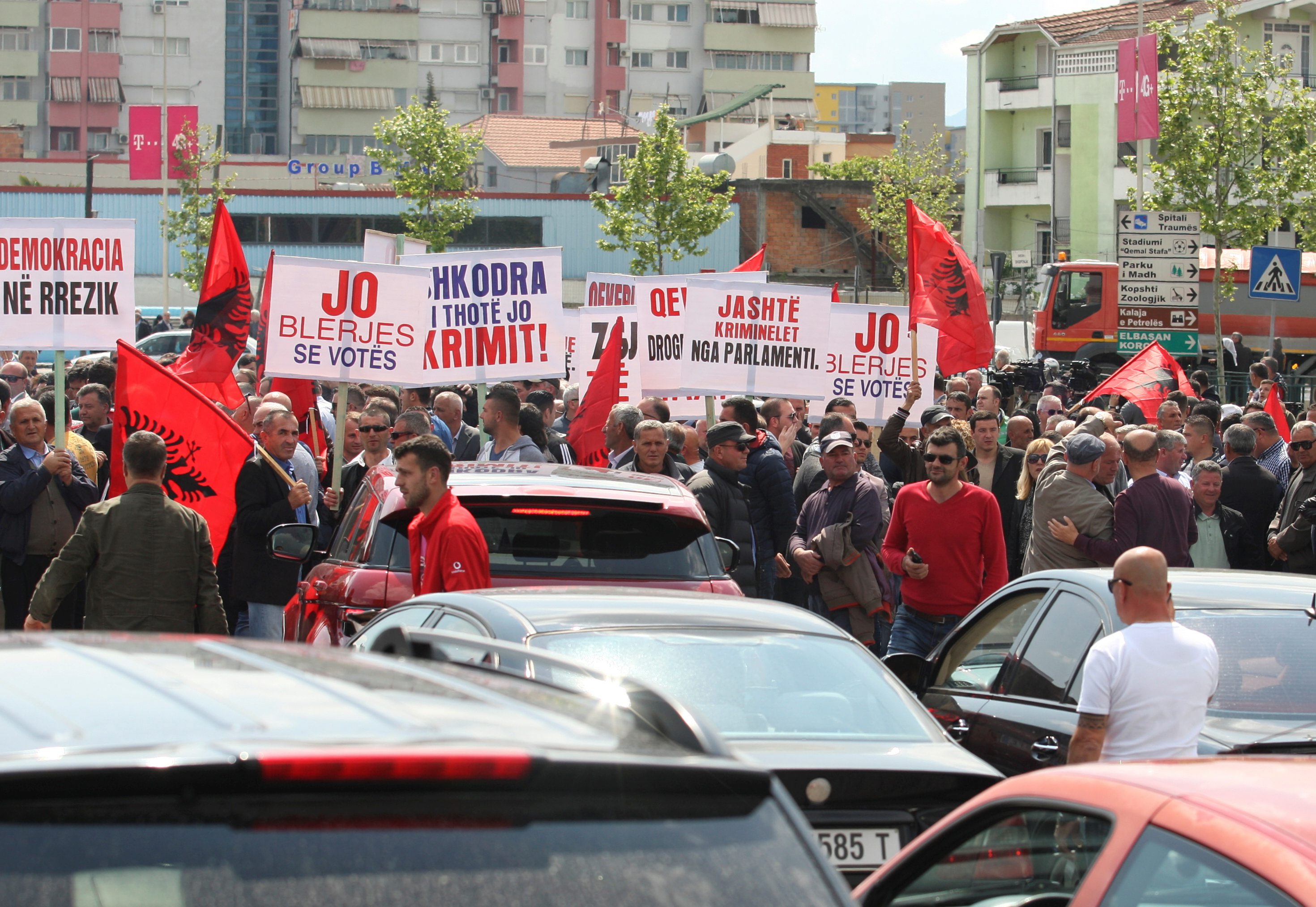 2017-04-24T124433Z_1356939967_RC1DFDC20300_RTRMADP_3_ALBANIA-PROTEST