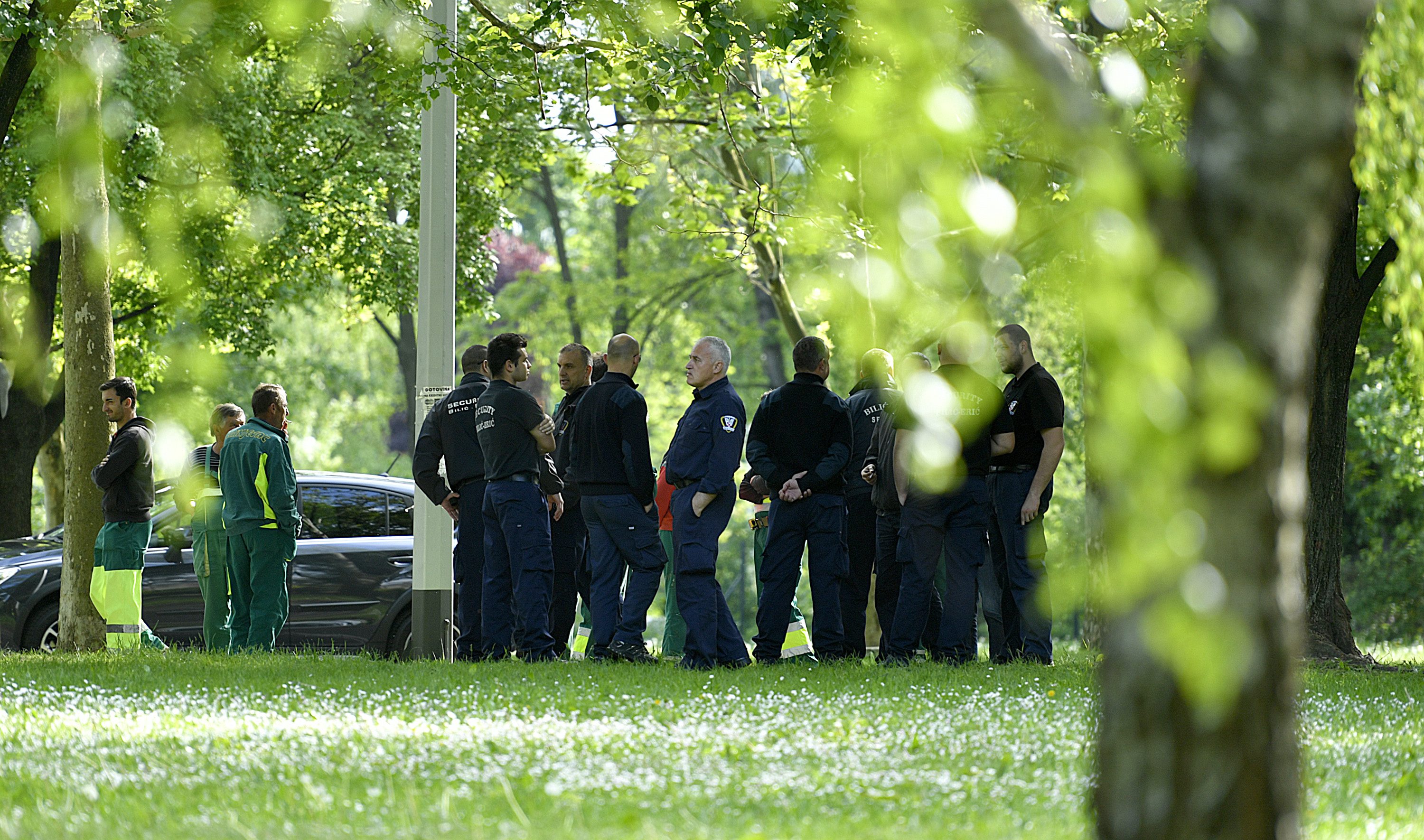 Na fotografiji: zaštitari i radnici Zrinjevca.