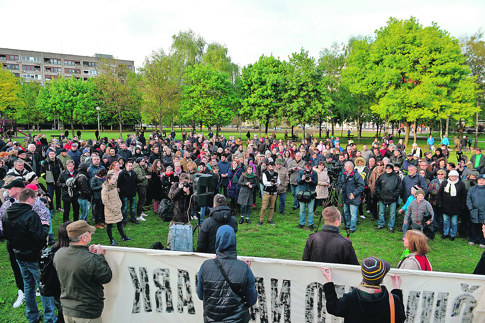 SAVICA, rujan 2016., travanj 2017.


Dvije tisuće građana lani je u rujnu prosvjedovalo, protiveći se namjeri Grada da se u tom parku sagradi crkva. Ove godine u ožujku Ministarstvo graditeljstva je poništilo lokacijsku dozvolu za crkvu. Prije tjedan dana preko noći je postavljena ploča na kojoj je prezentiran rekreativno-zabavni park koji se počeo graditi bez obavijesti. Dvjestotinjak građana je prosvjedovalo, zaustavili su bagere, a čini se i gradnju parka.