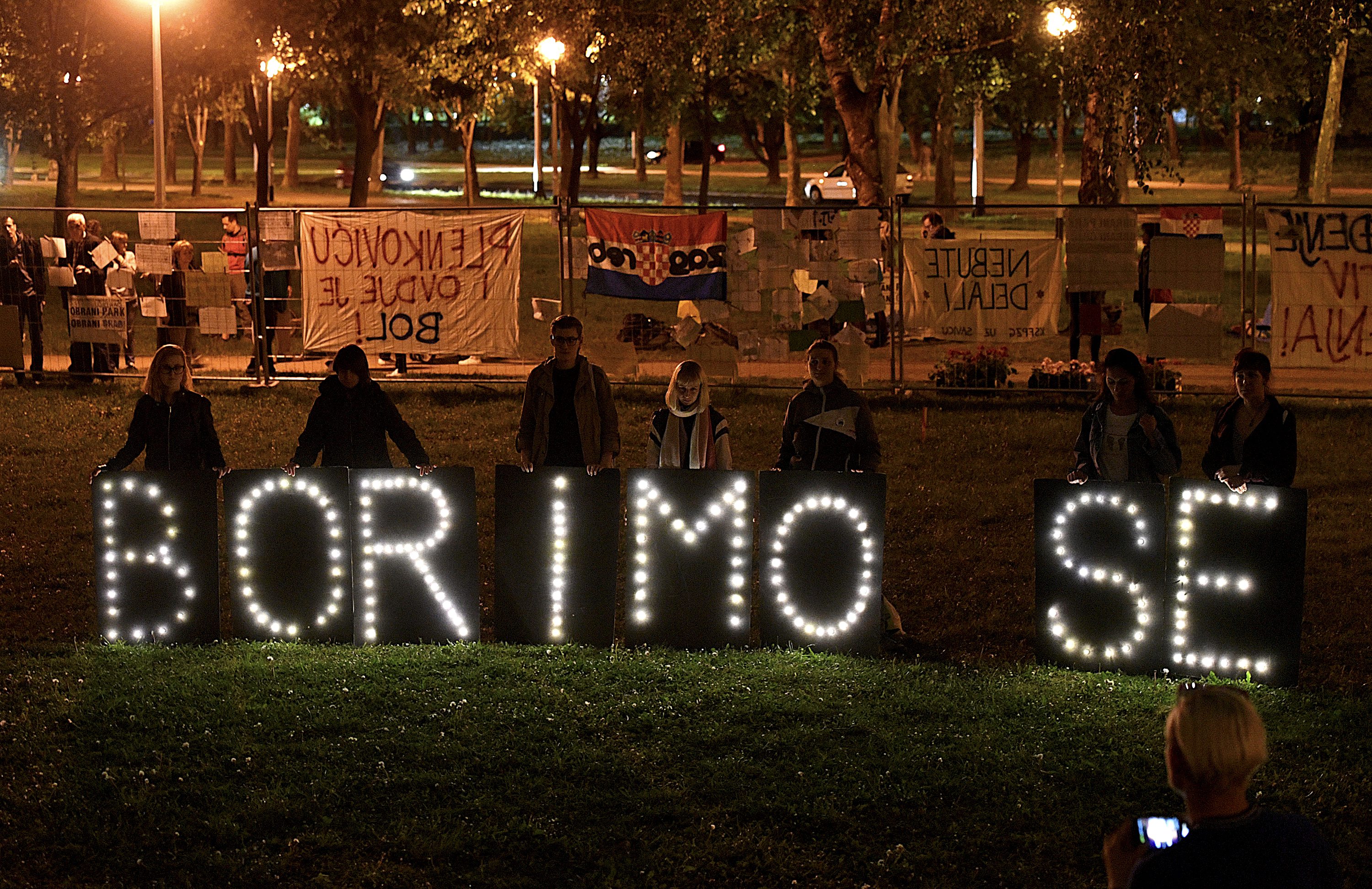 Inicijativa Zagreb light brigade koja je protiv betonizacije parka Savice izvela je u srijedu navečer performans
